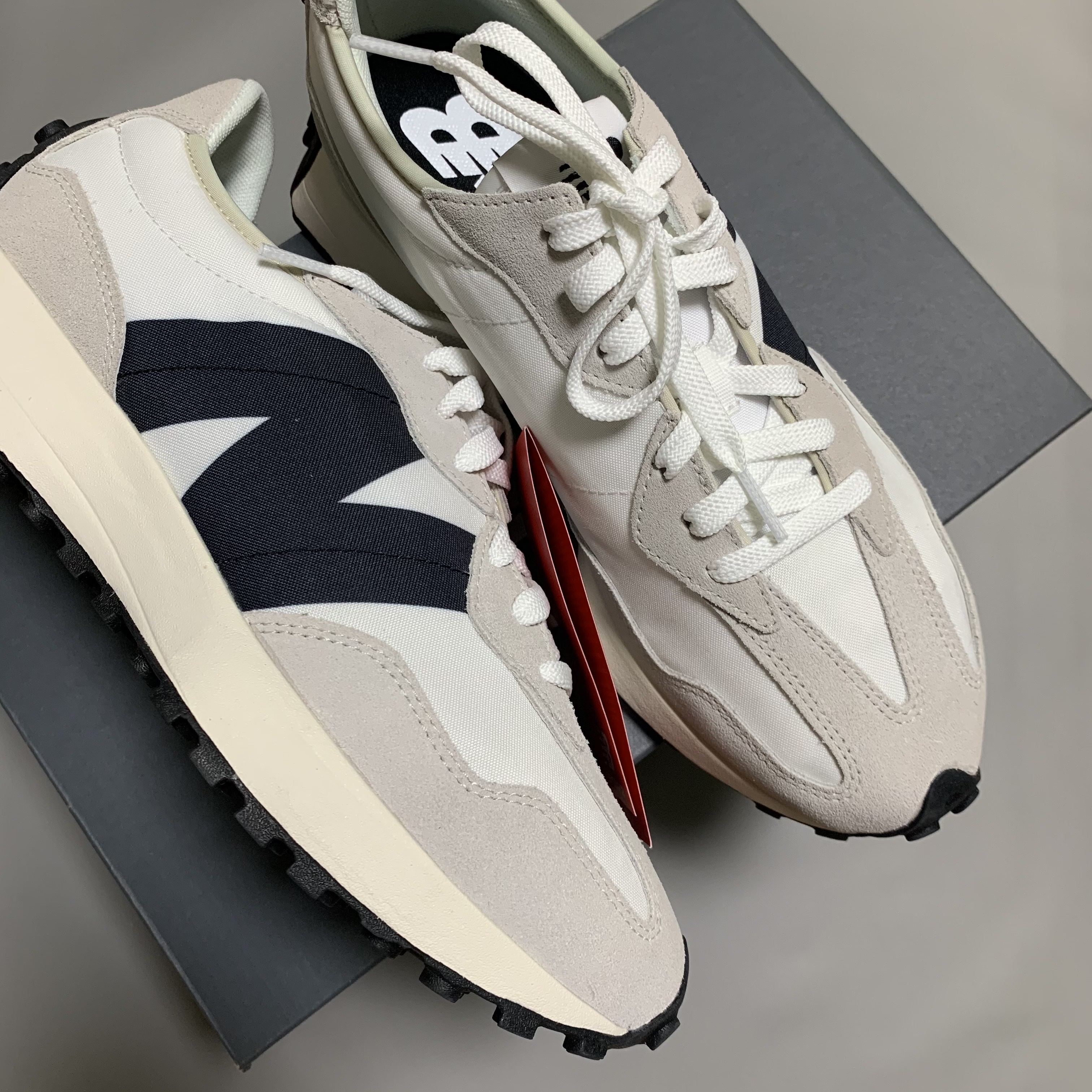 New Balance 327 White Black 착용 스타일 - 3