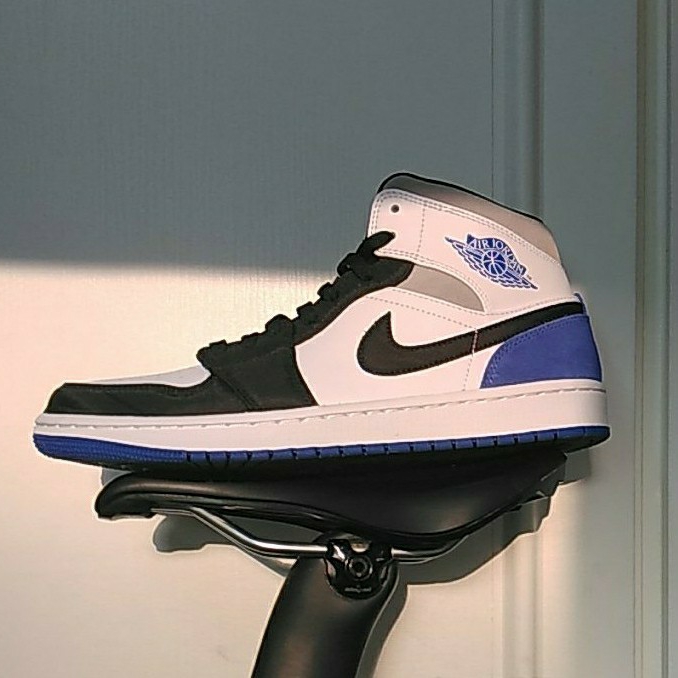 Jordan 1 Mid SE Hyper Royal 착용 스타일