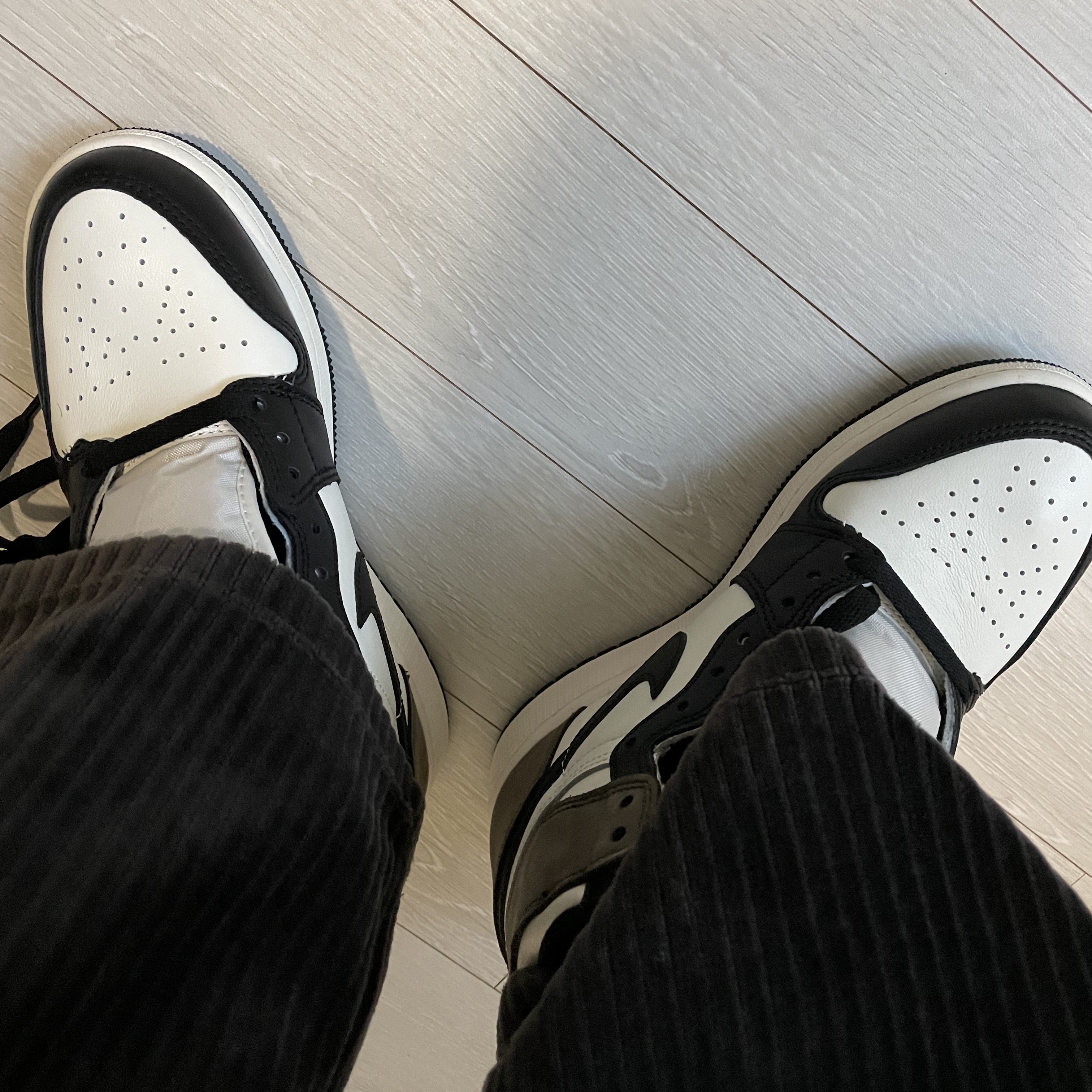 (GS) Jordan 1 Retro High OG Black Mocha 착용 스타일 - 2