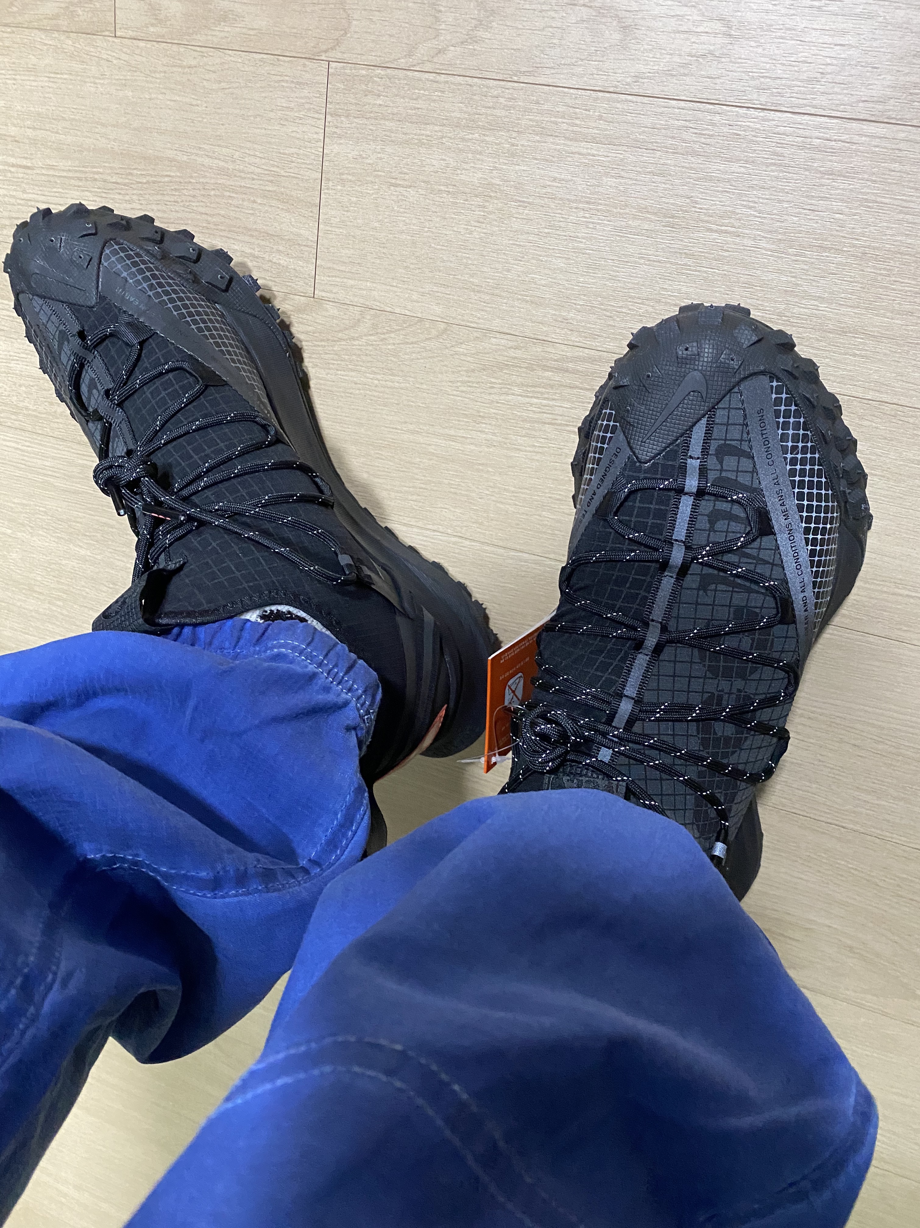 Nike ACG Mountain Fly Low Anthracite 착용 스타일 - 2