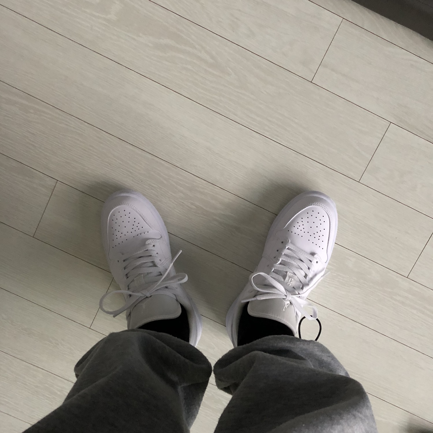 Jordan 1 Low Triple White Tumbled Leather 2020 착용 스타일 - 1