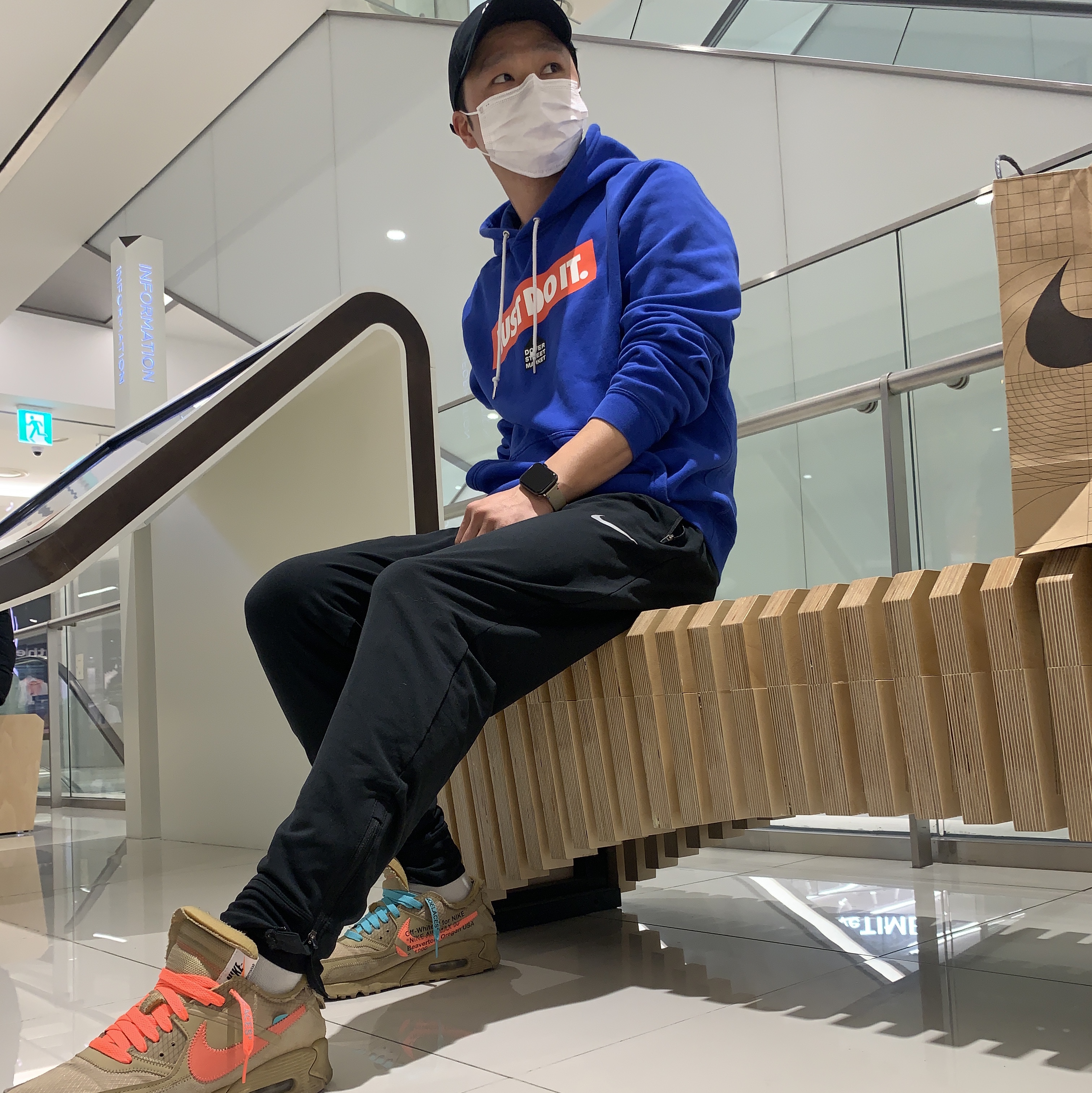 Nike x Off-White Air Max 90 V2 Desert Ore 착용 스타일