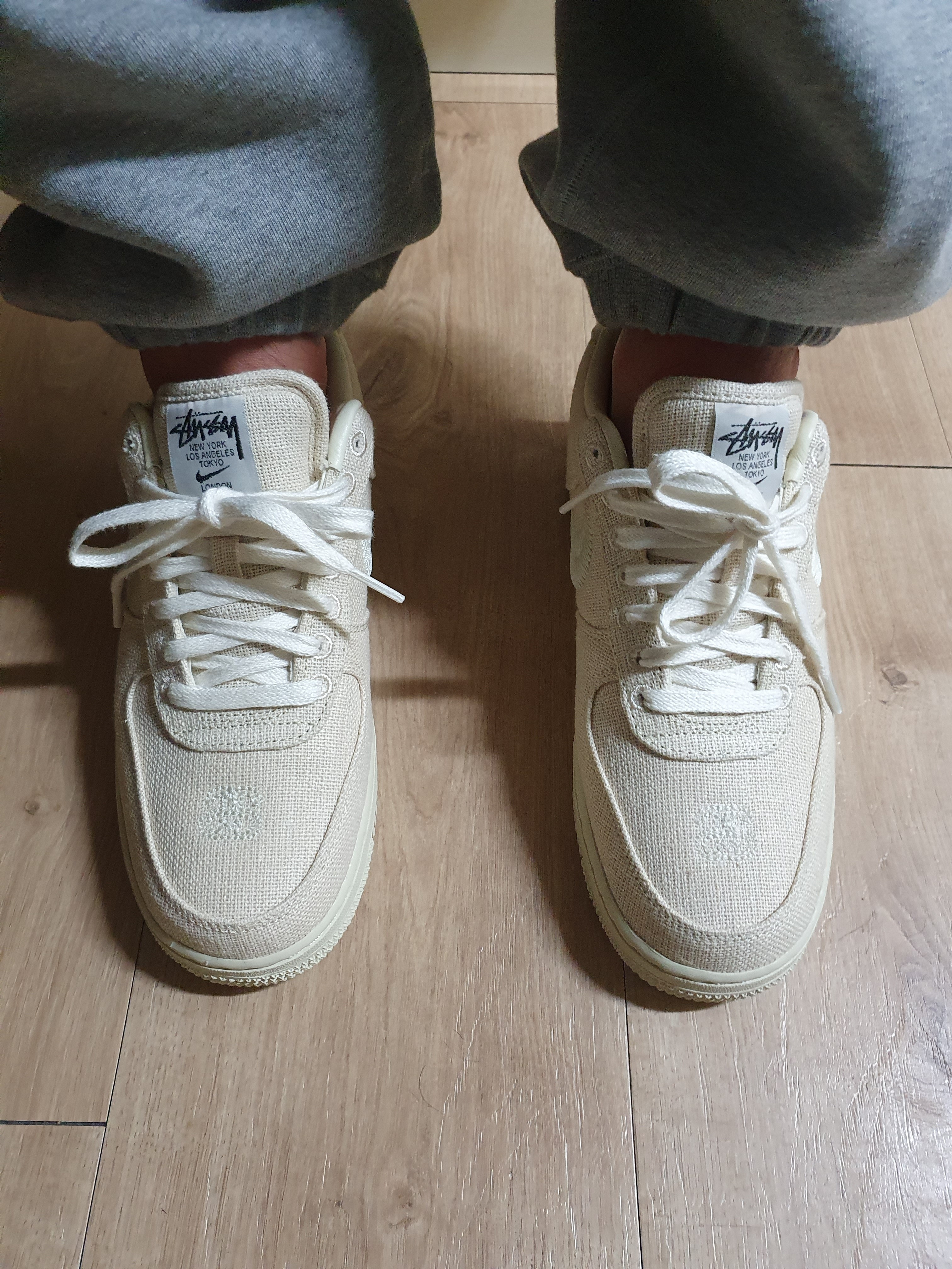 Nike x Stussy Air Force 1 Low Fossil, Nike x Stussy NRG BR Crew Fleece Grey 착용 스타일 - 2