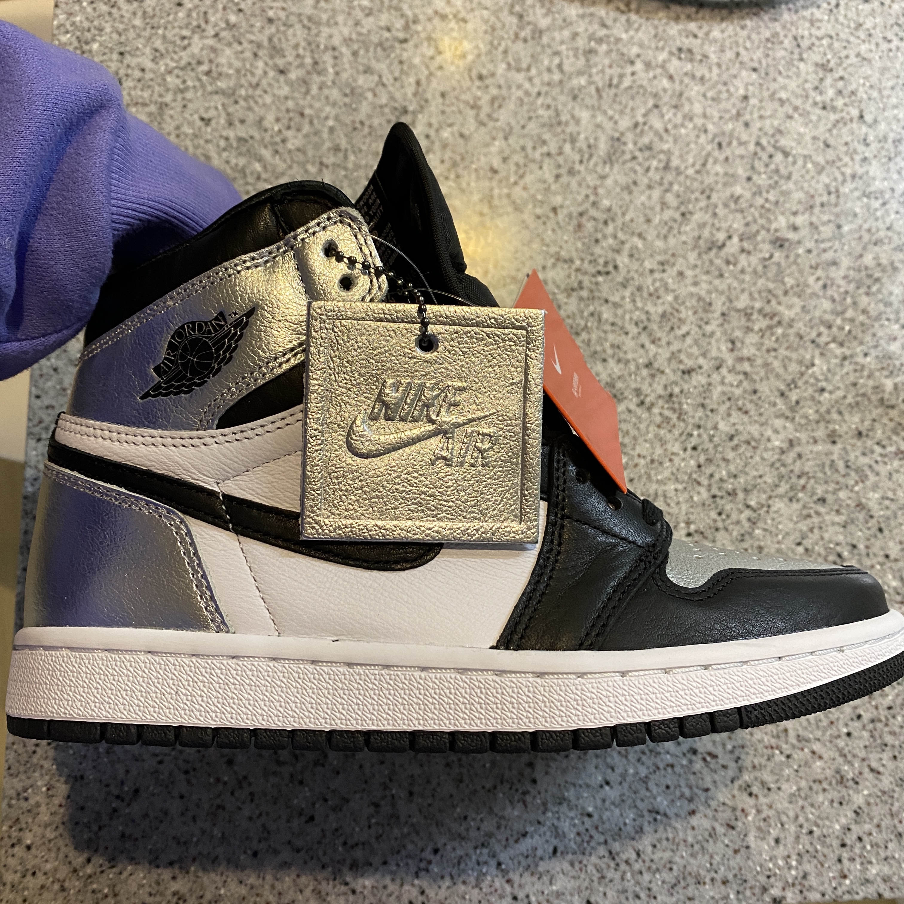 (W) Jordan 1 Retro High OG Silver Toe, Nike Dunk Low Retro Hyper Cobalt 착용 스타일 - 1