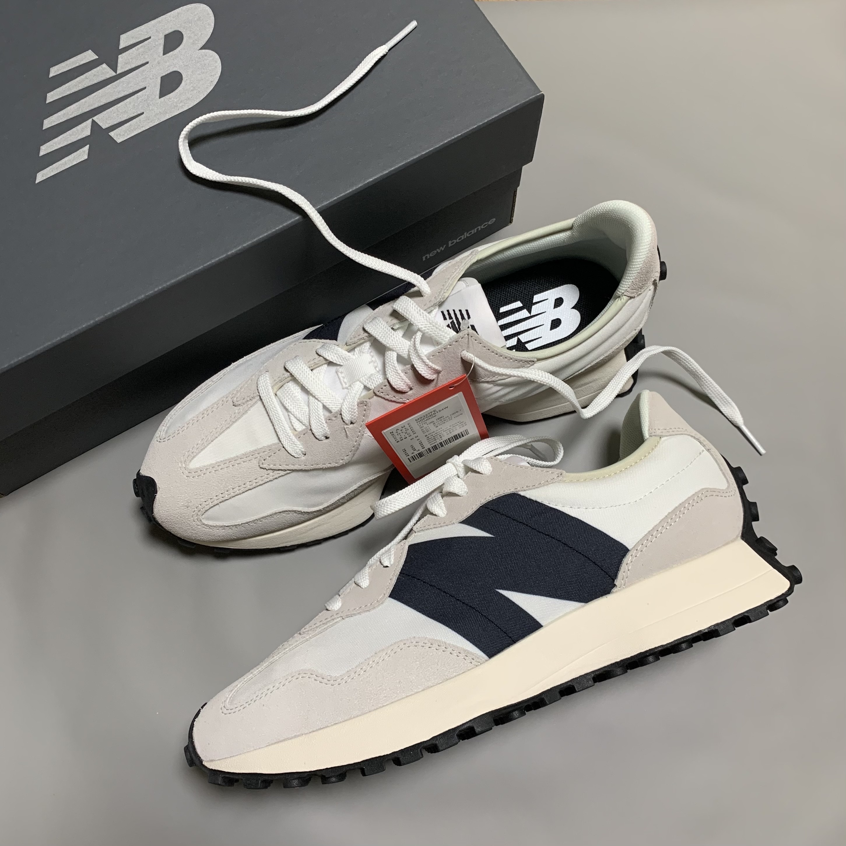 New Balance 327 White Black 착용 스타일 - 4