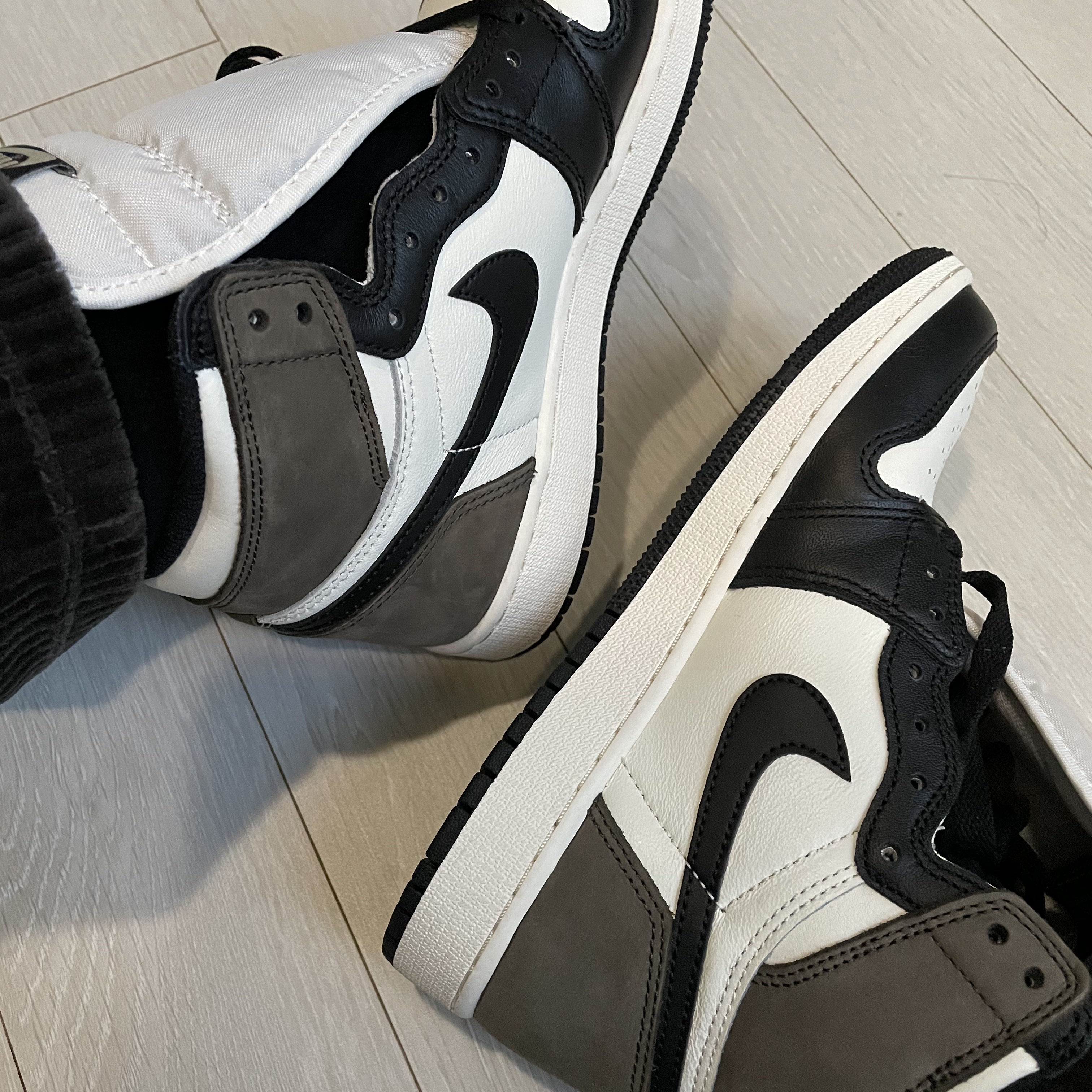 (GS) Jordan 1 Retro High OG Black Mocha 착용 스타일 - 1
