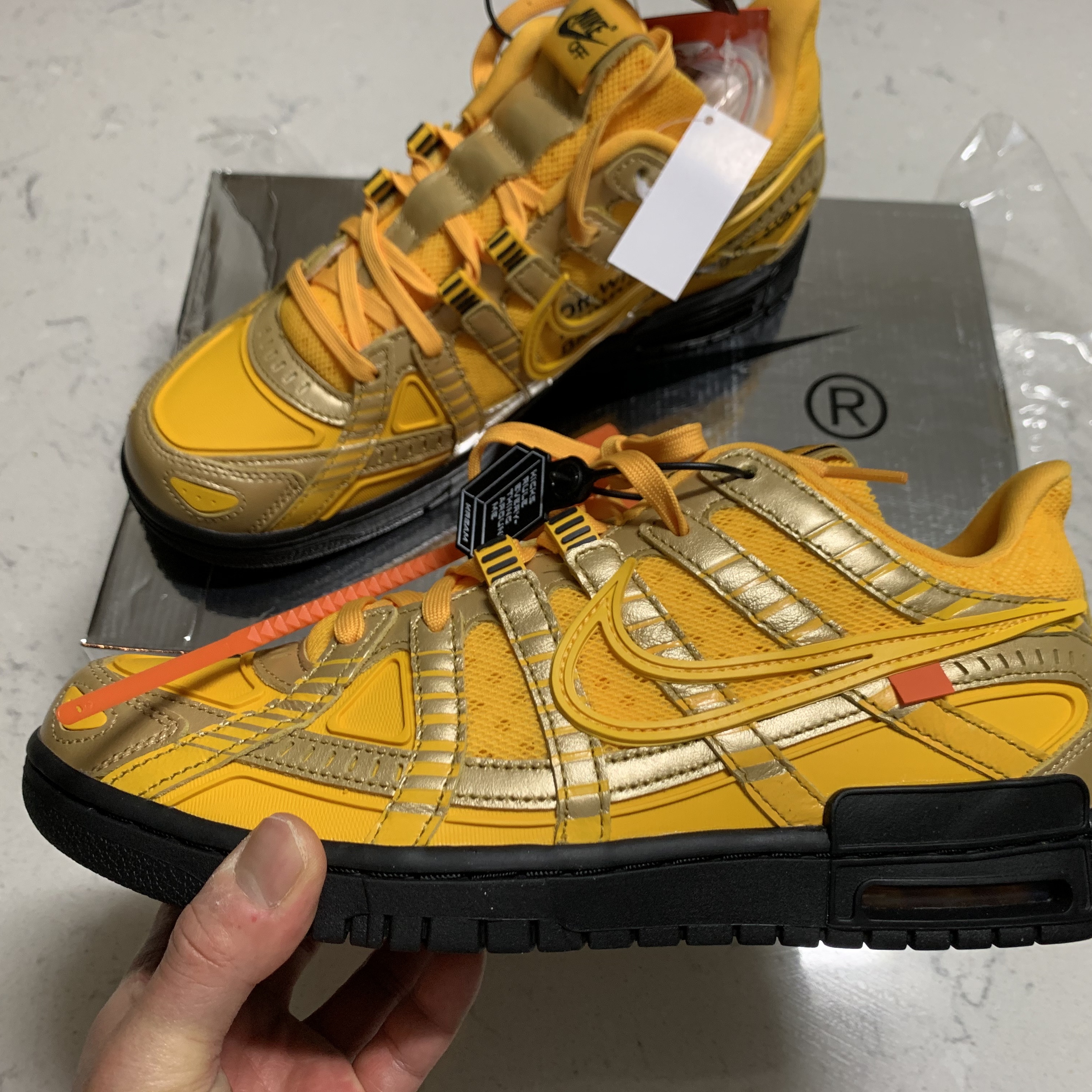 Nike x Off-White Air Rubber Dunk University Gold 착용 스타일 - 1
