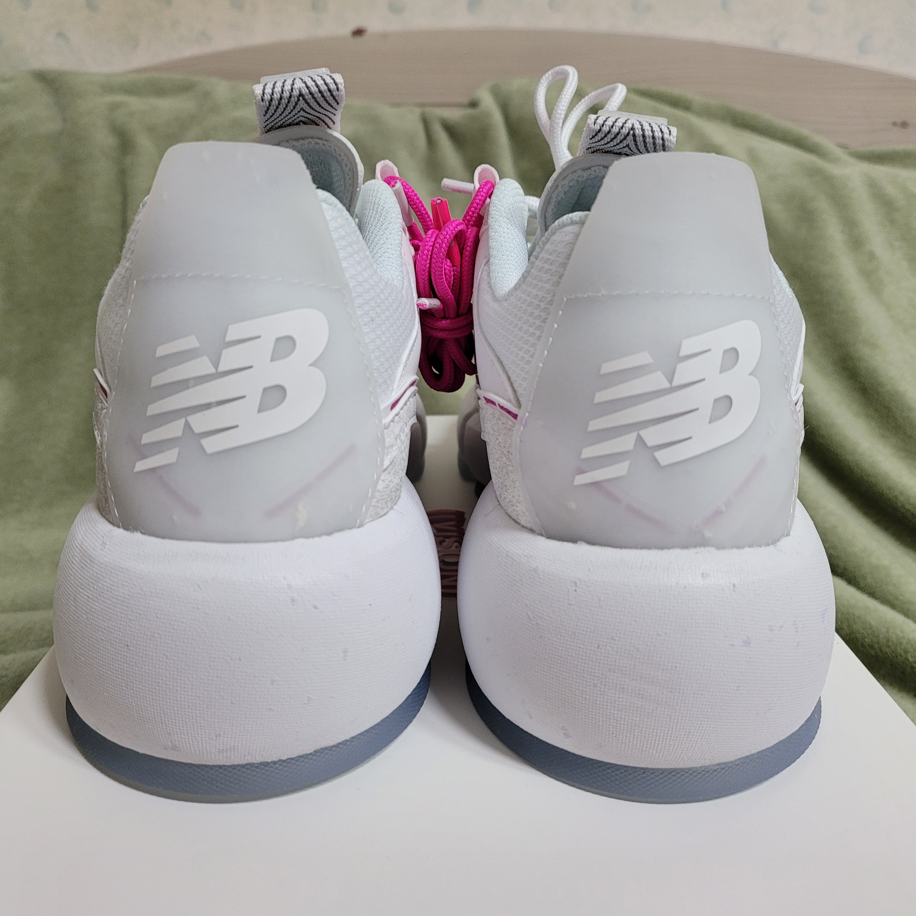 New Balance x Jaden Smith Vision Racer White Pink 착용 스타일 - 3