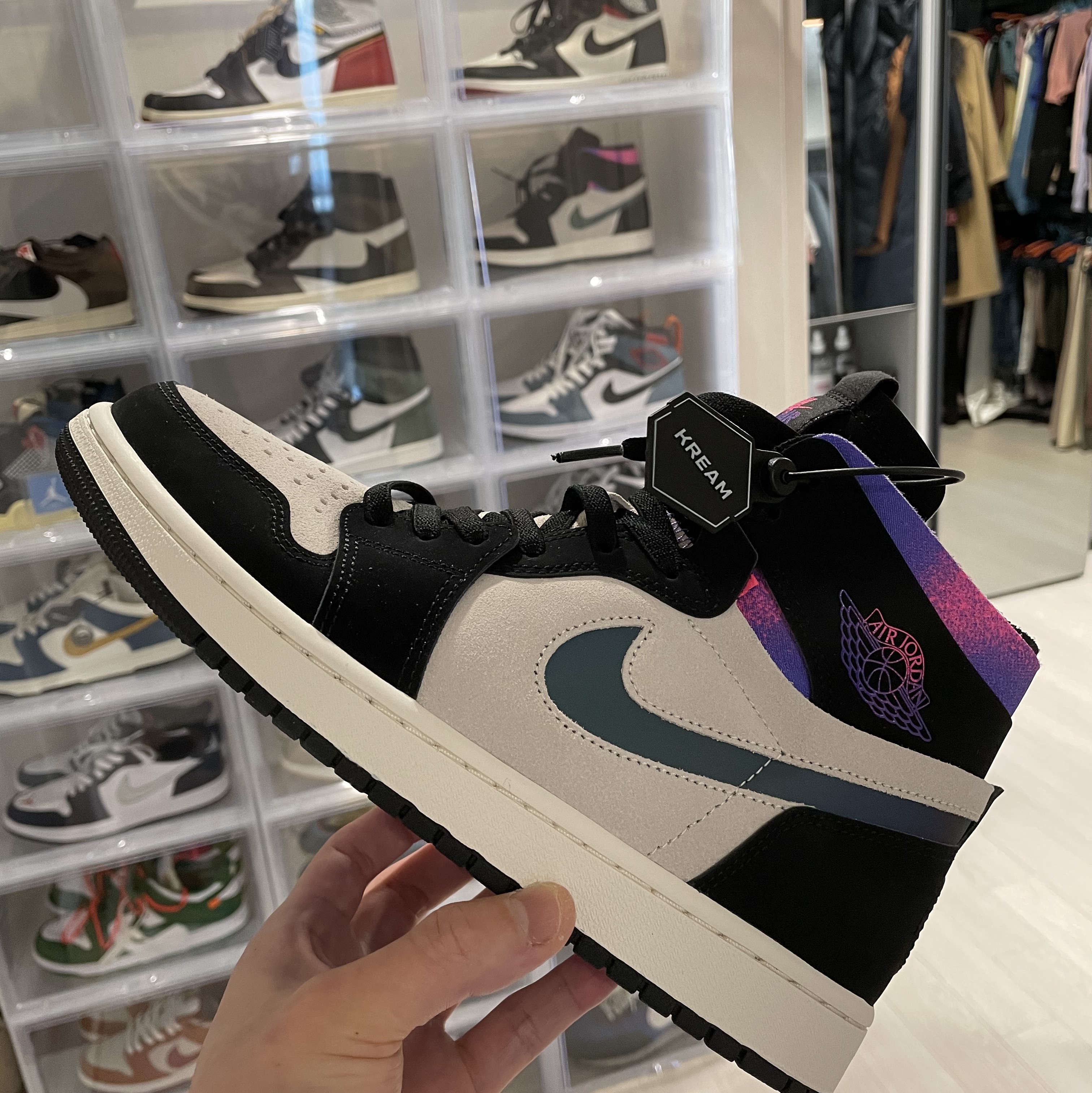 Jordan 1 x Paris Saint-Germain Zoom Air CMFT, Jordan 1 x Travis Scott Retro High OG SP Mocha 착용 스타일 - 1