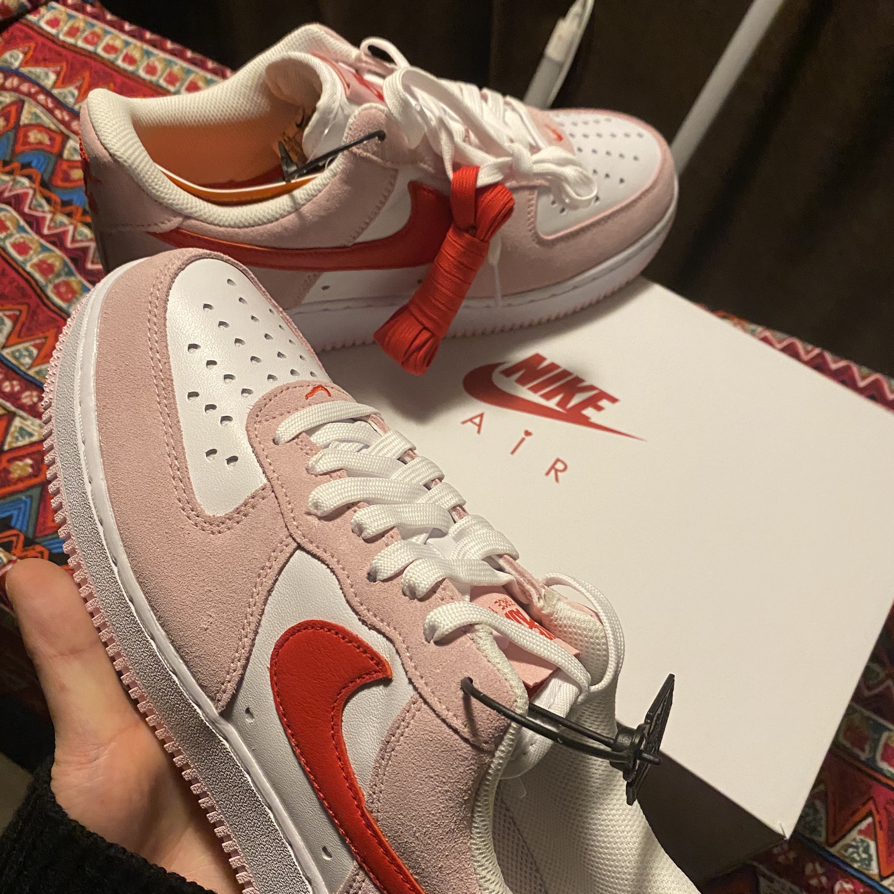Nike Air Force 1 '07 QS Valentine's Day 착용 스타일