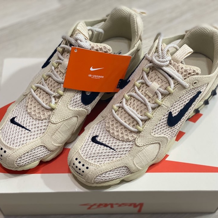 Nike x Stussy Air Zoom Spiridon Cage 2 Fossil 착용 스타일 - 1