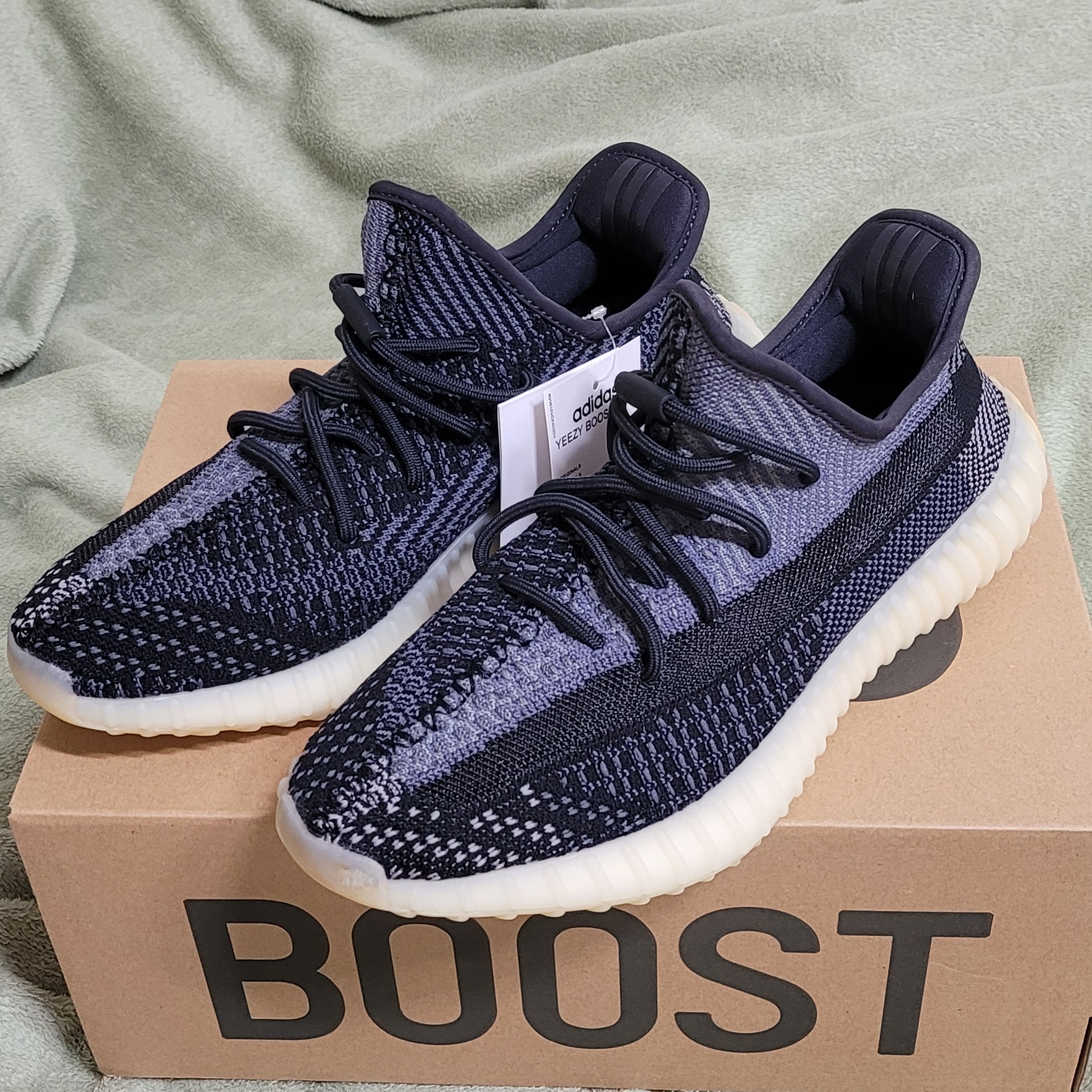 Adidas Yeezy Boost 350 V2 Carbon 착용 스타일 - 1
