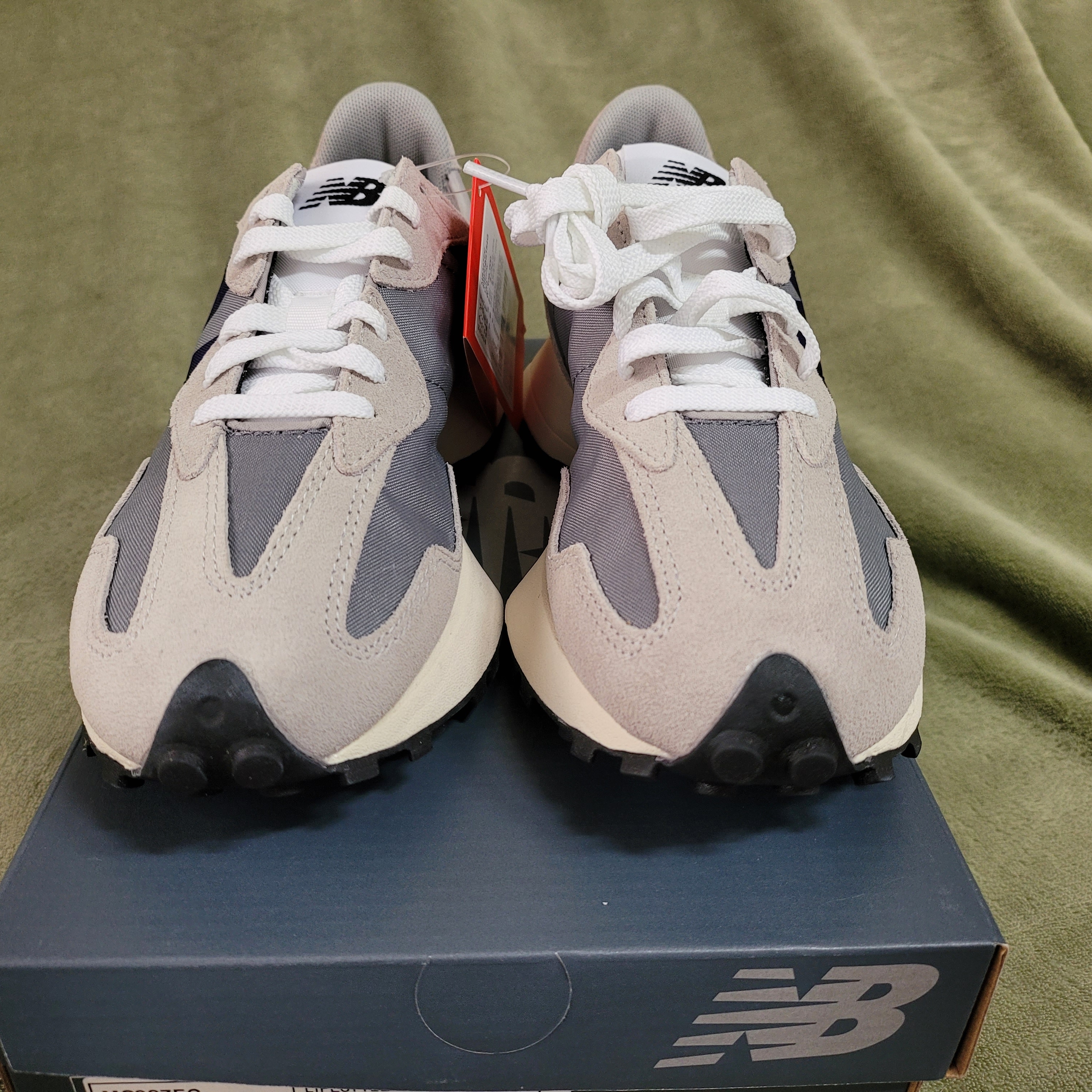 New Balance 327 Grey Purple, New Balance 327 White Black 착용 스타일 - 3