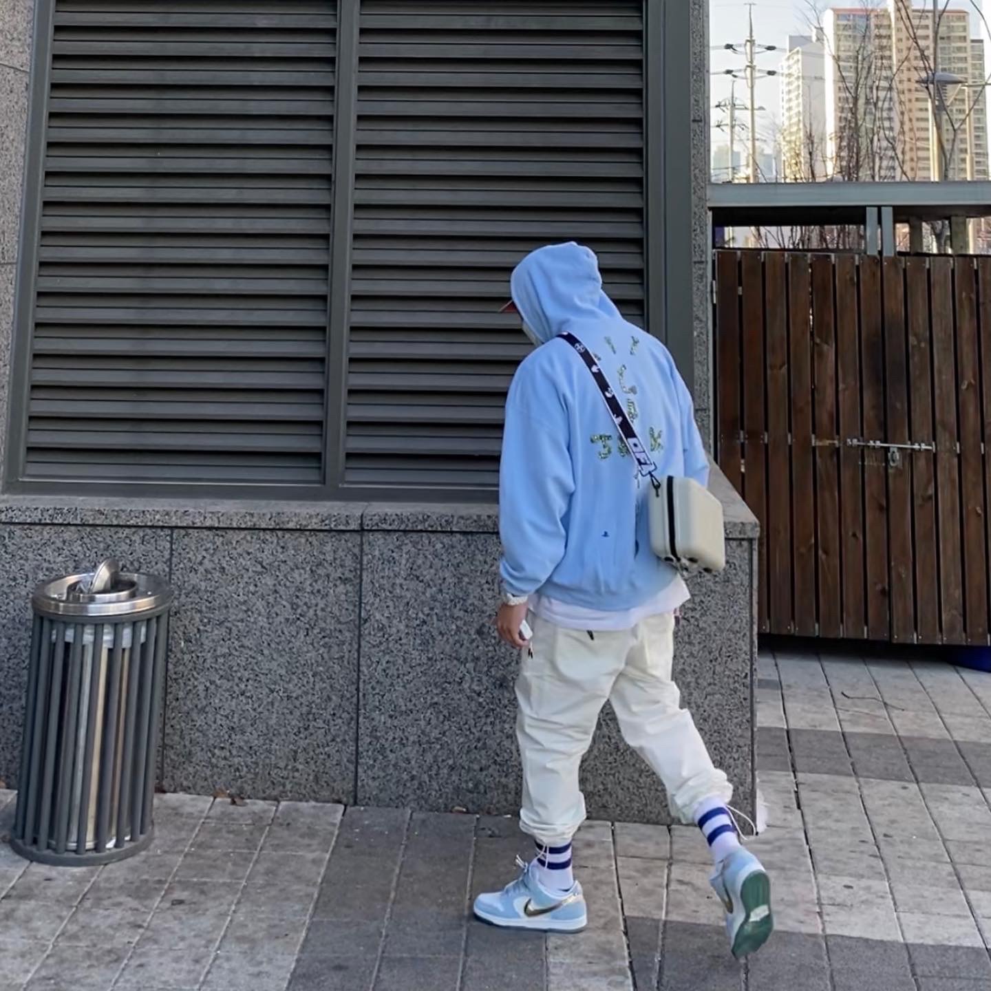 Off-White x Amore Pacific Protection Box (Without Cosmetics), Nike x Sean Cliver SB Dunk Low Holiday Special 착용 스타일 - 1