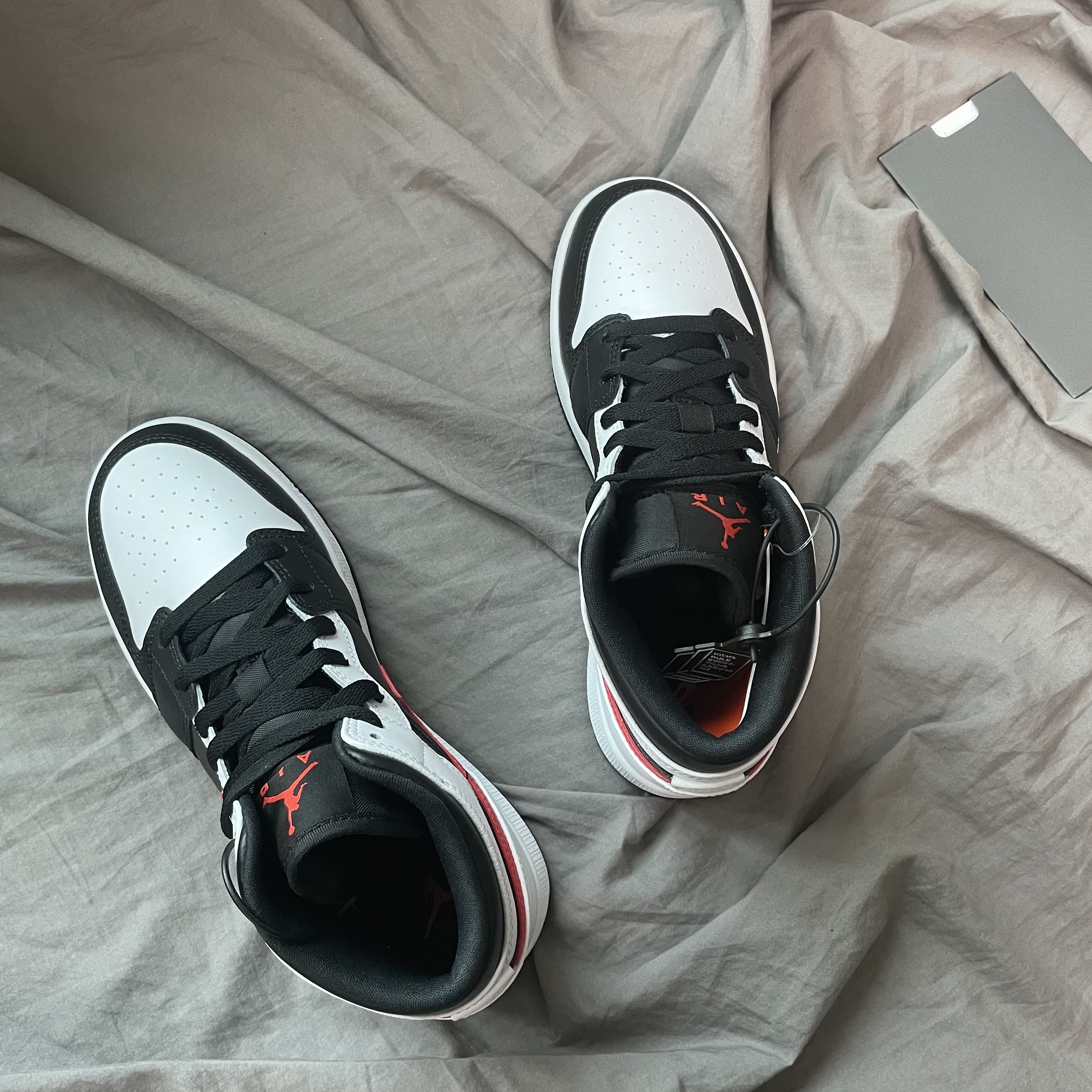 (GS) Jordan 1 Mid Black Chile Red 착용 스타일 - 1
