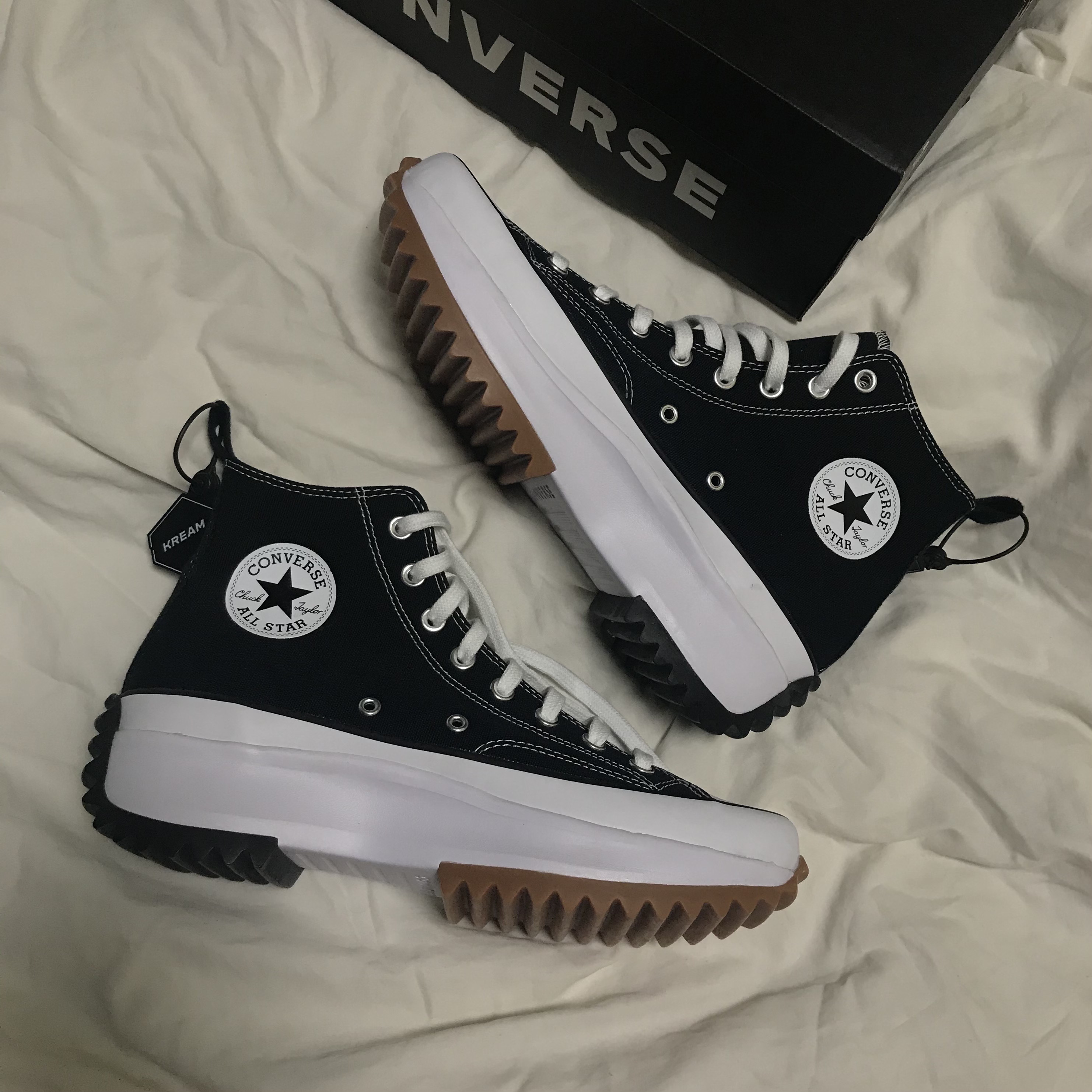 Converse Run Star Hike Hi Black White Gum 착용 스타일 - 1