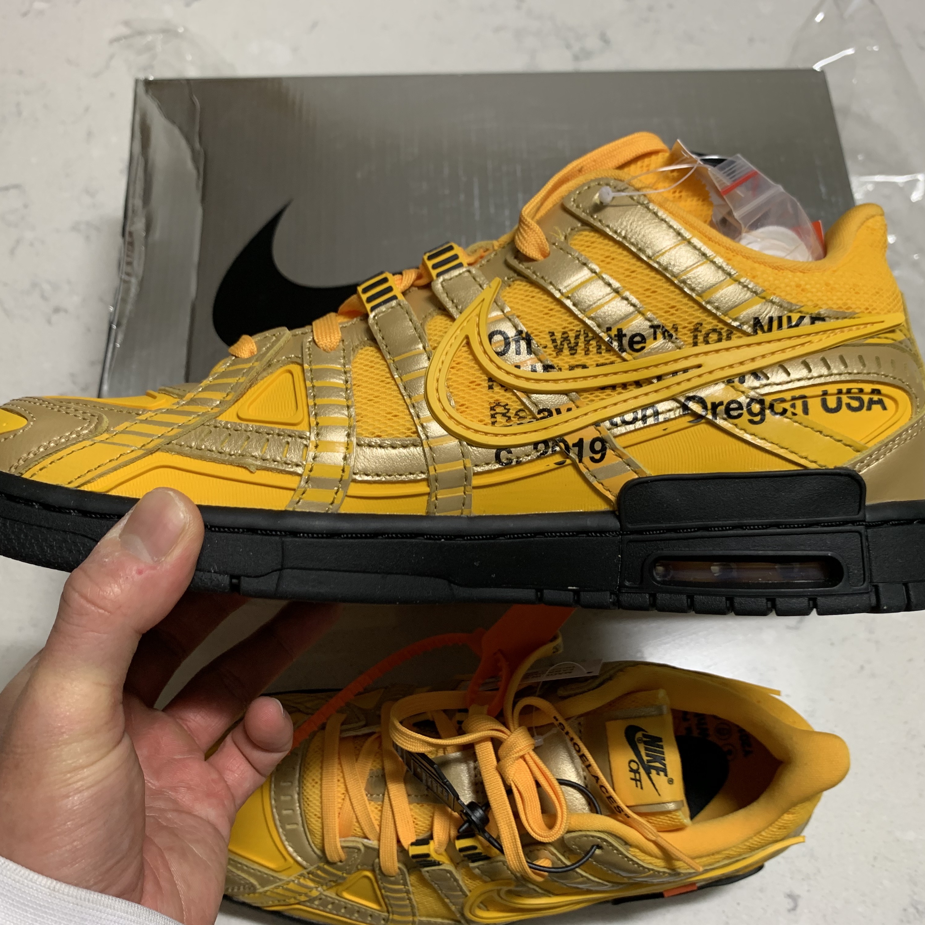 Nike x Off-White Air Rubber Dunk University Gold 착용 스타일 - 2