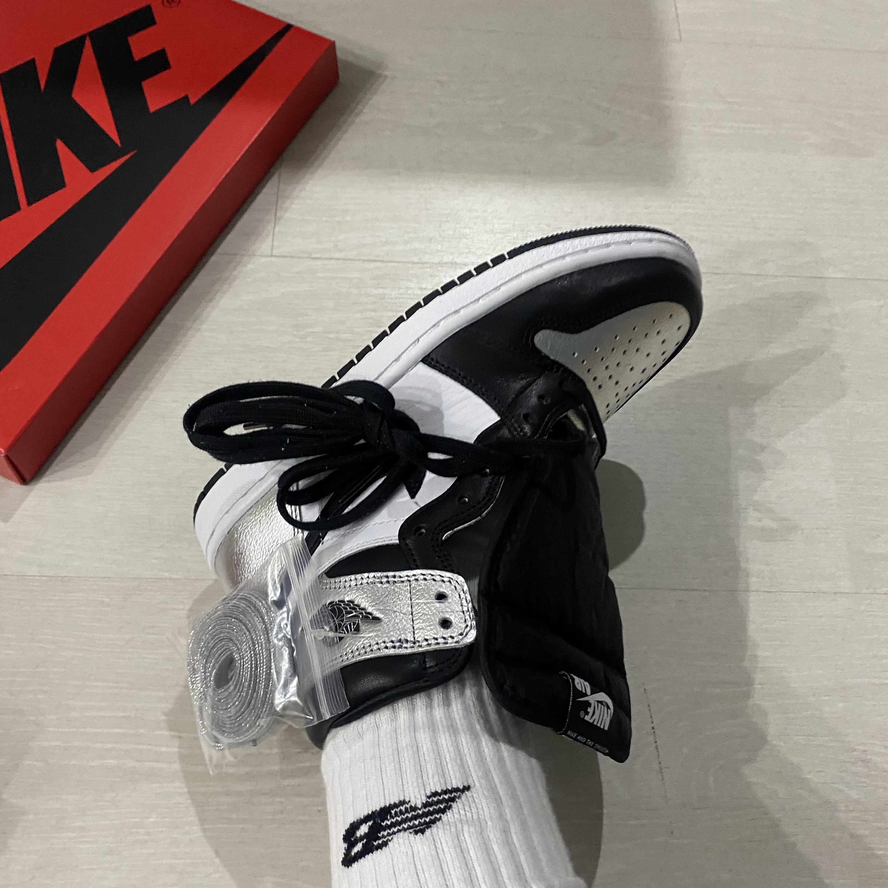 (W) Jordan 1 Retro High OG Silver Toe 착용 스타일 - 1
