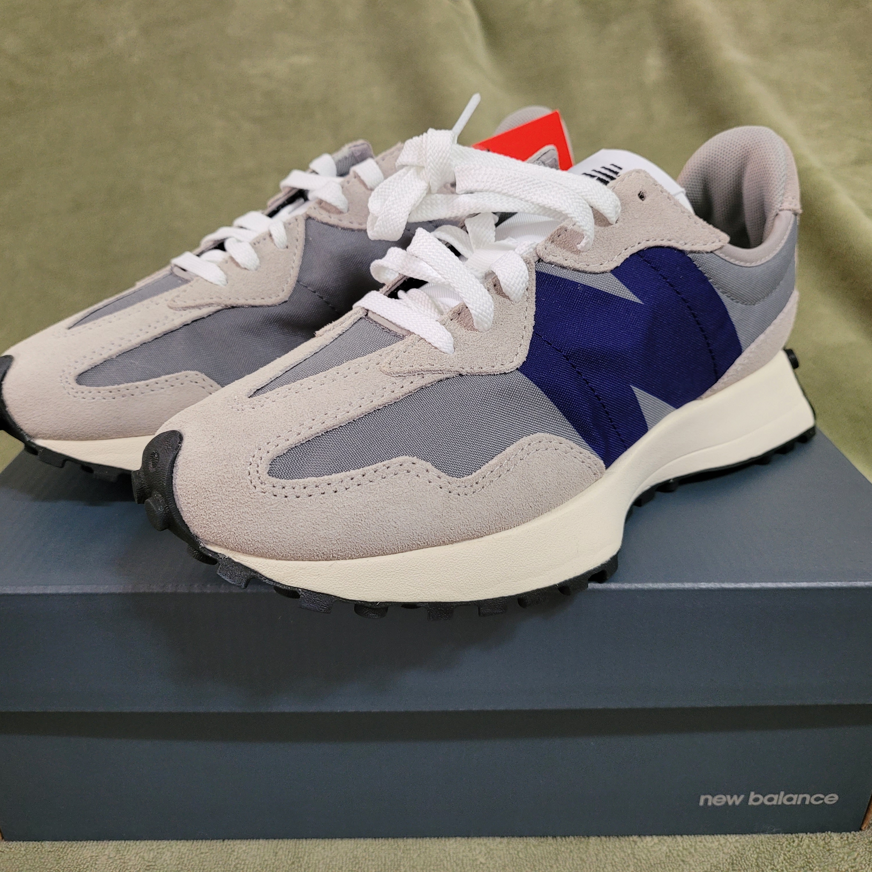 New Balance 327 Grey Purple, New Balance 327 White Black 착용 스타일 - 1
