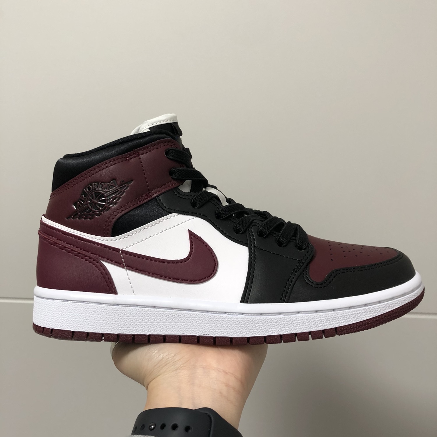 (W) Jordan 1 Mid SE Dark Beetroot 착용 스타일 - 1