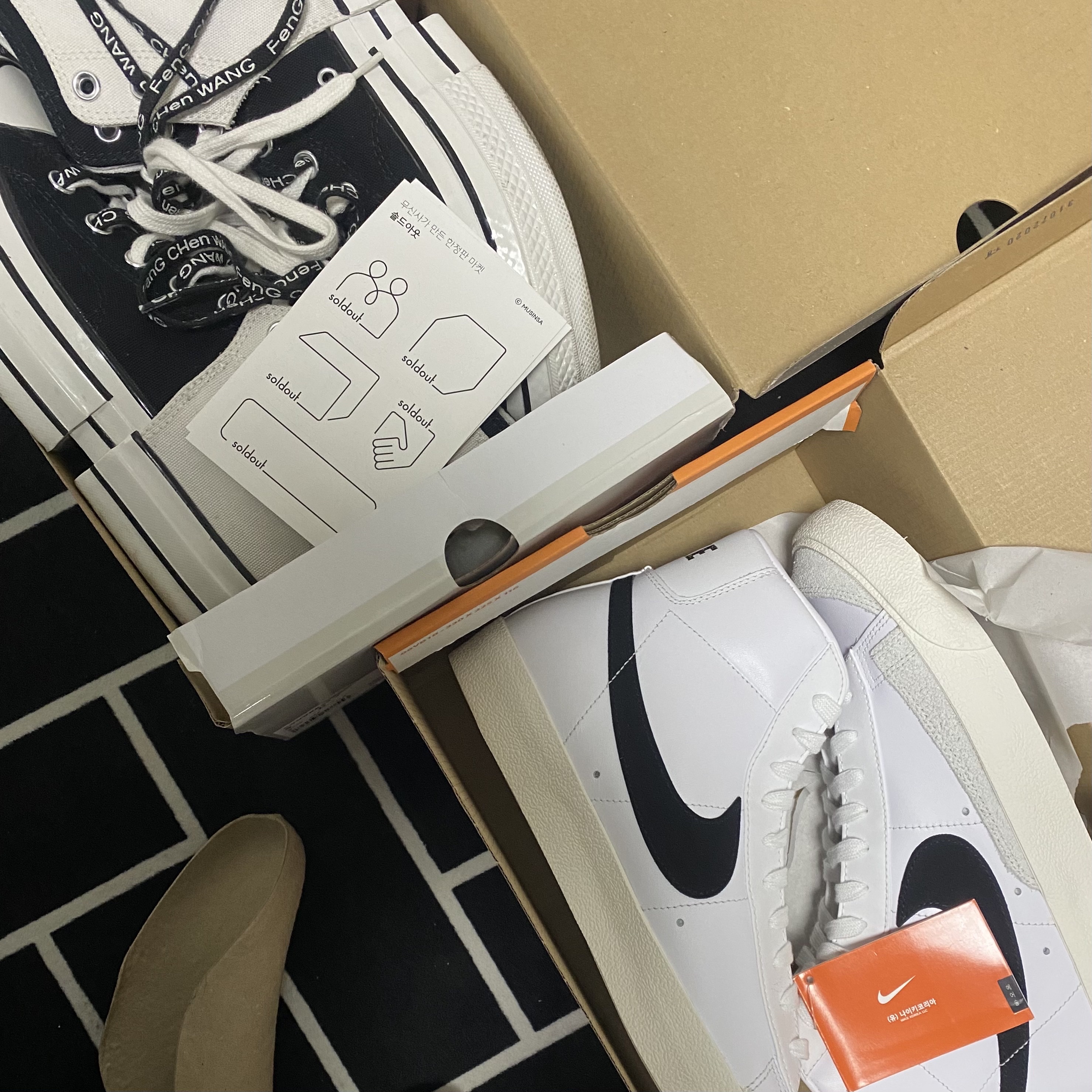 Converse x Feng Chen Wang Chuck 70 2-in-1 Natural Ivory Black, Nike Blazer Mid '77 Vintage White Black 착용 스타일