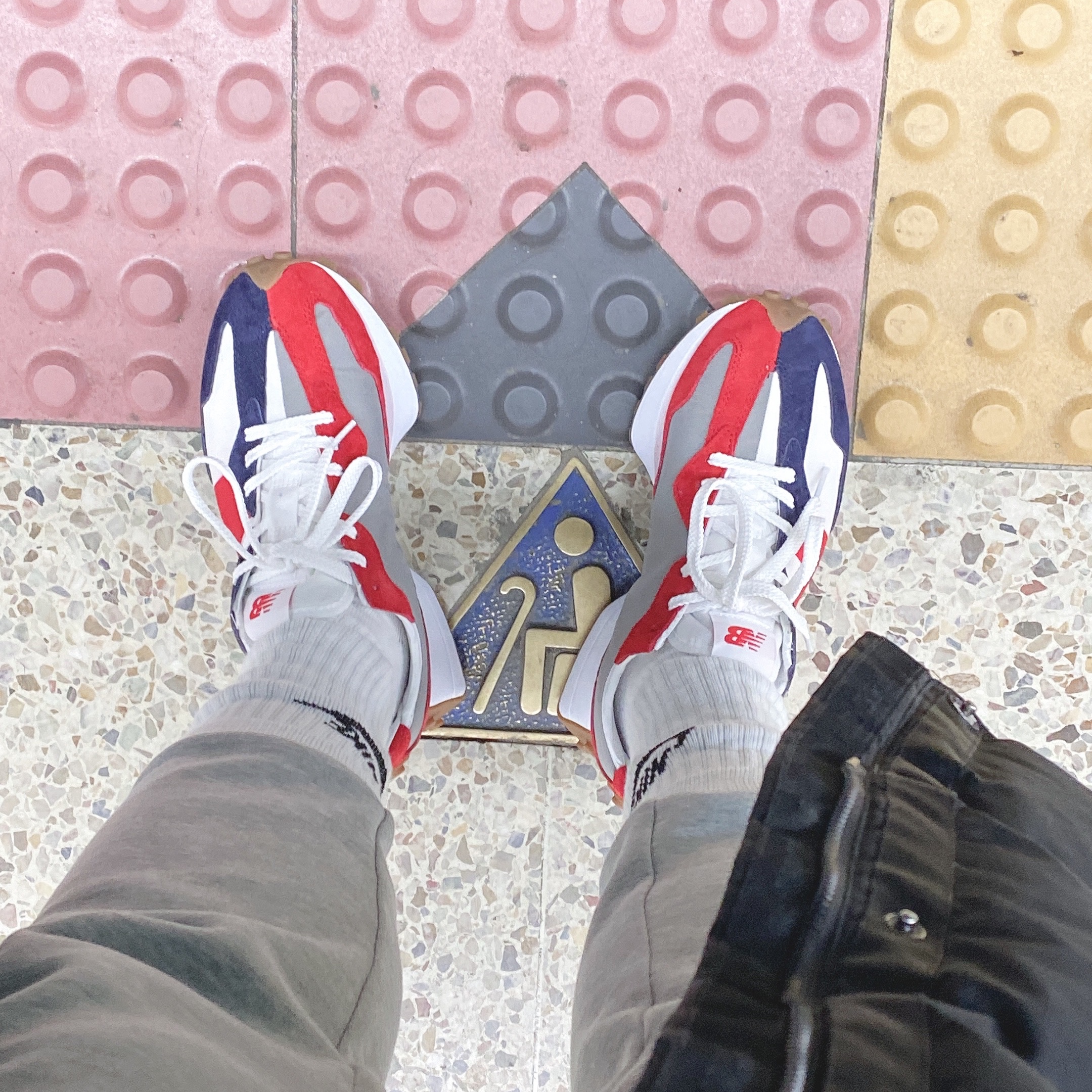 New Balance 327 Navy Red Gum 착용 스타일
