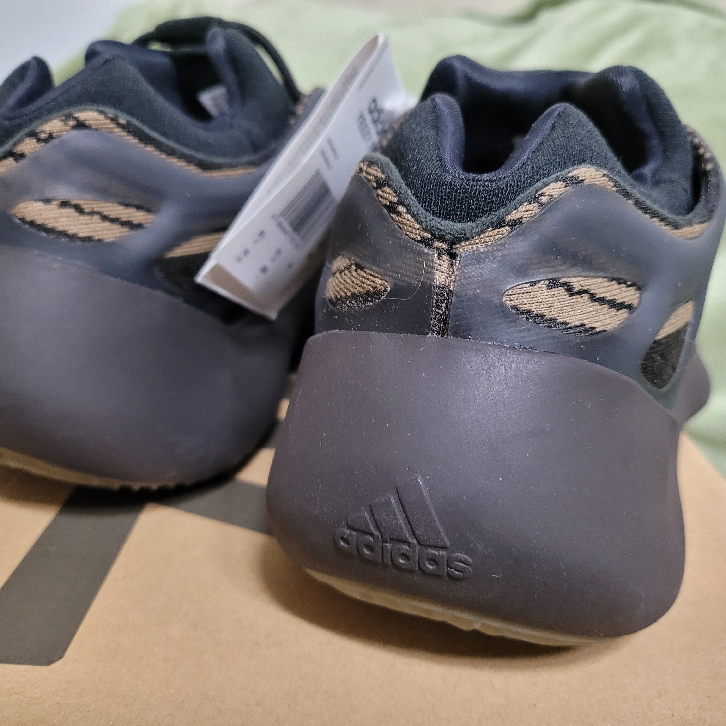 Adidas Yeezy 700 V3 Clay Brown 착용 스타일 - 2