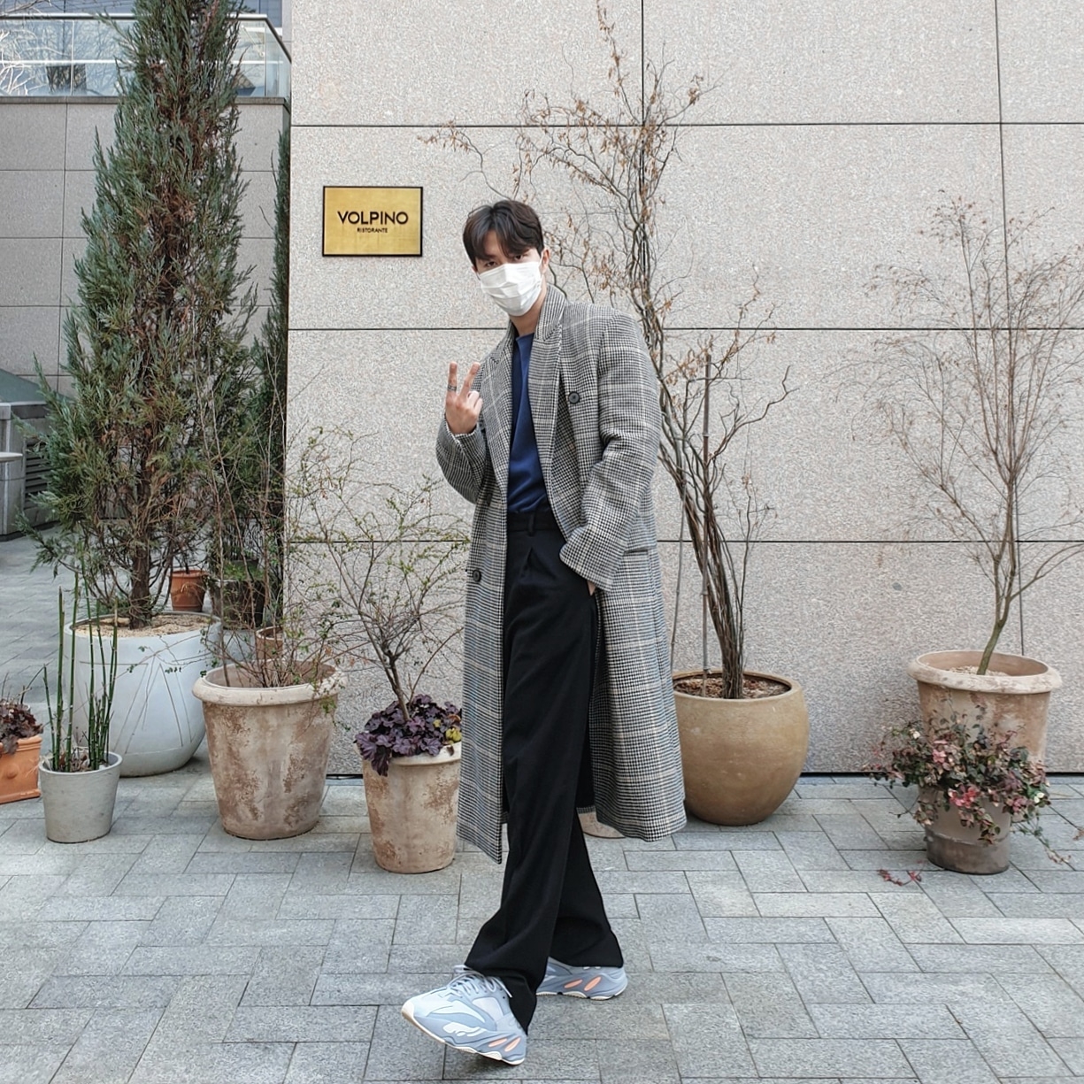 Adidas Yeezy Boost 700 Inertia 착용 스타일