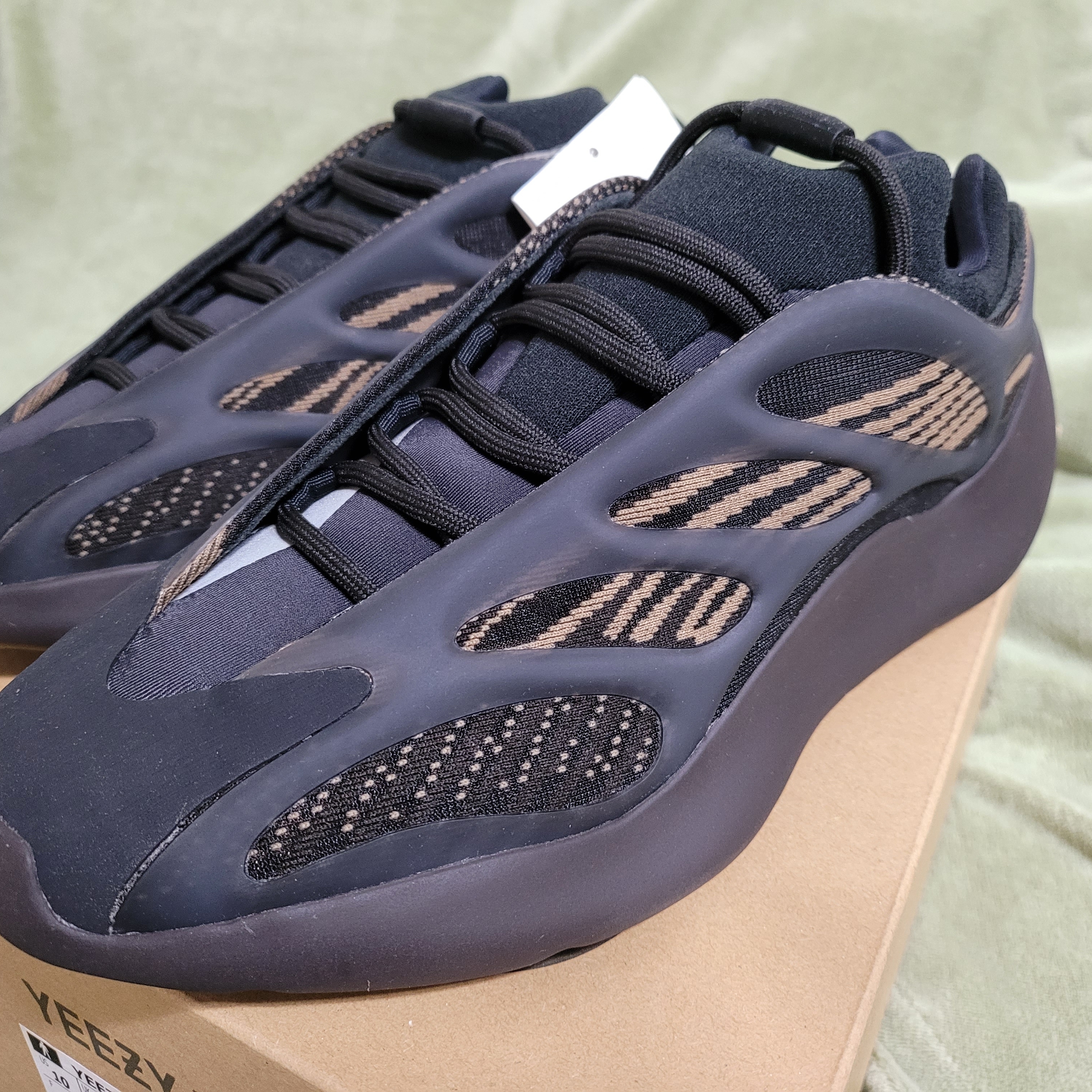 Adidas Yeezy 700 V3 Clay Brown 착용 스타일 - 1