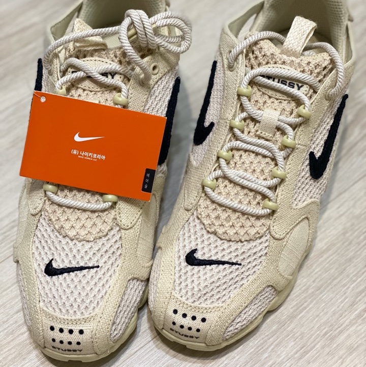 Nike x Stussy Air Zoom Spiridon Cage 2 Fossil 착용 스타일 - 3