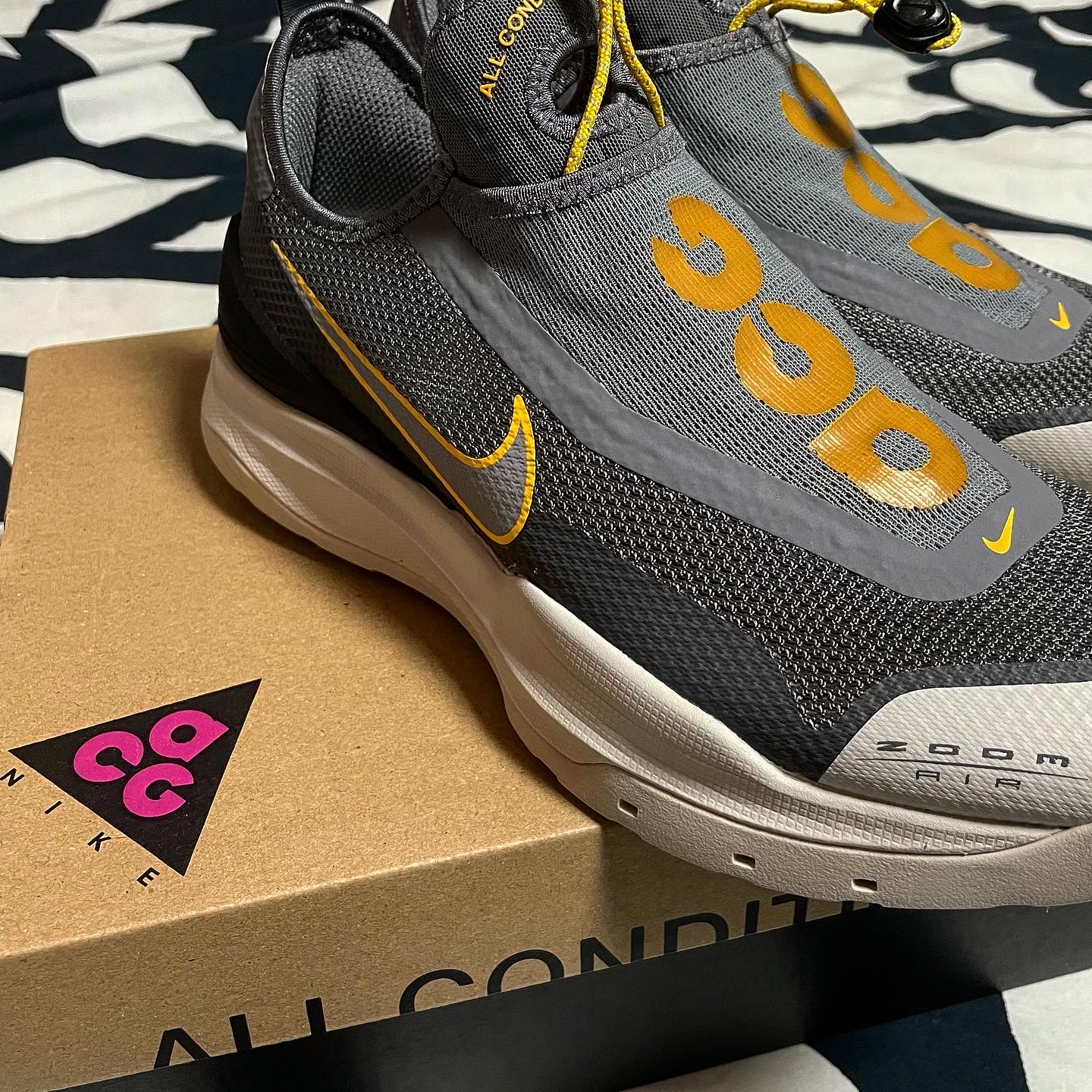 Nike ACG Zoom Air AO Smoke Grey 착용 스타일 - 1