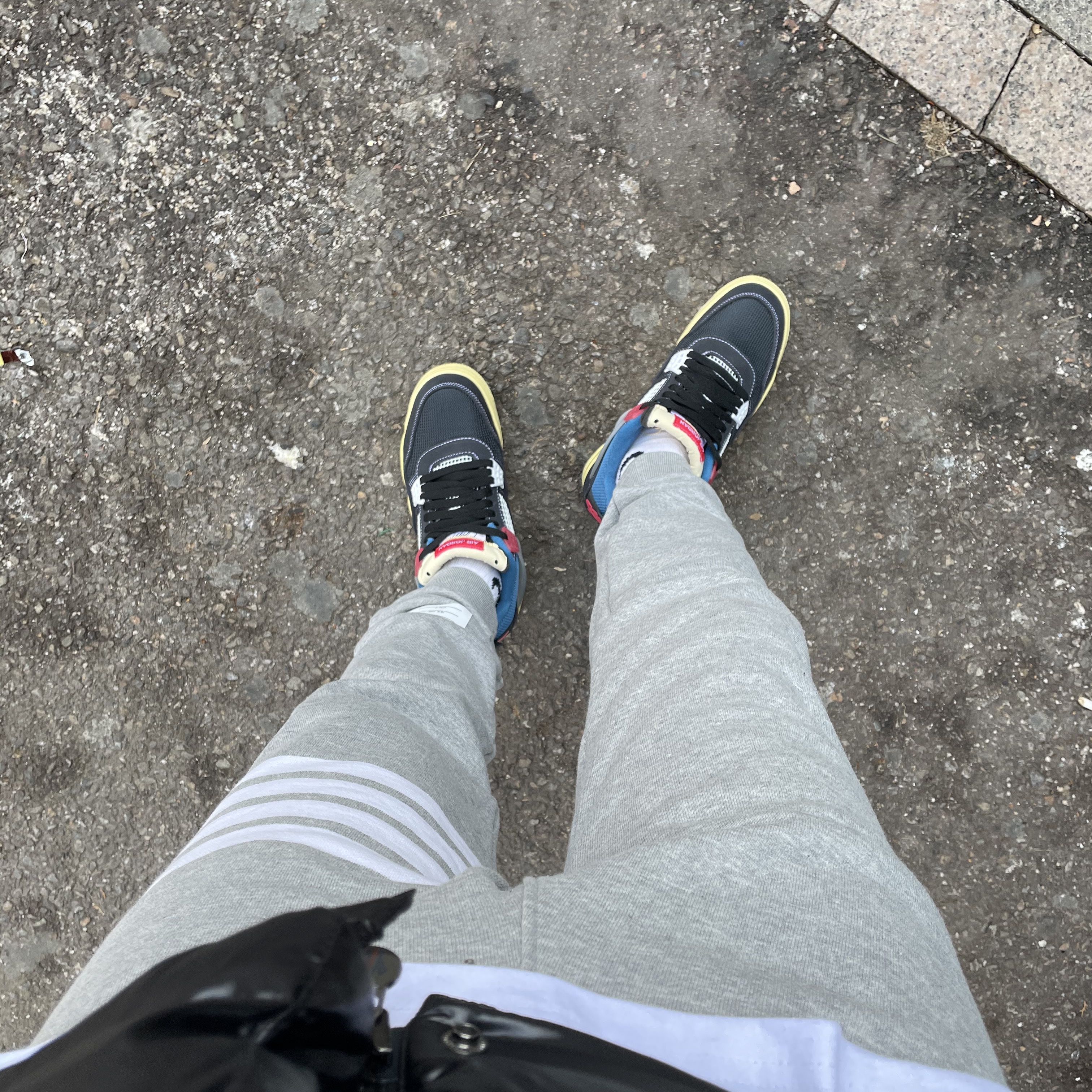 Jordan 4 x Union Retro Off Noir 착용 스타일 - 1