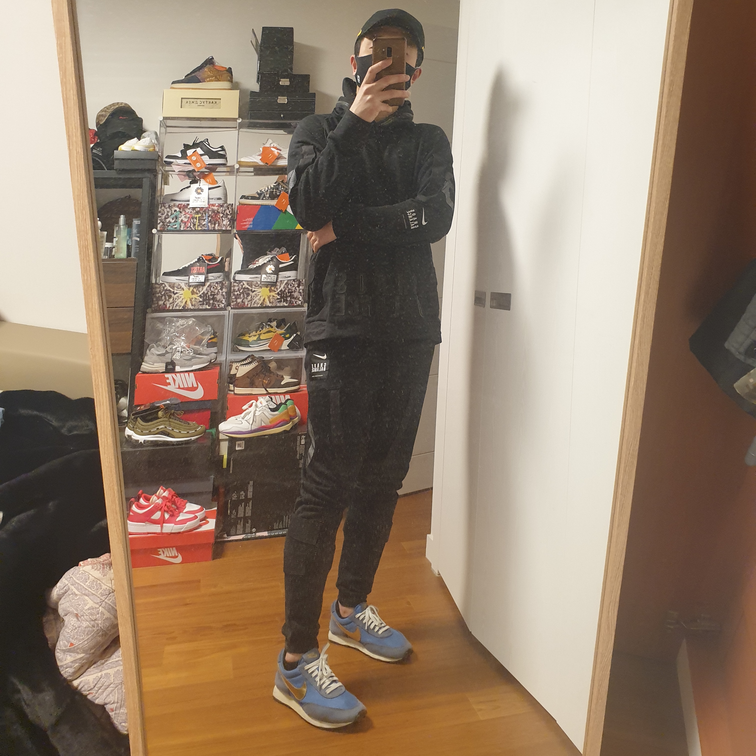 Nike x Drake Nocta Essential Cap Black, Nike Daybreak SP Metallic Gold Mountain Blue 착용 스타일 - 2