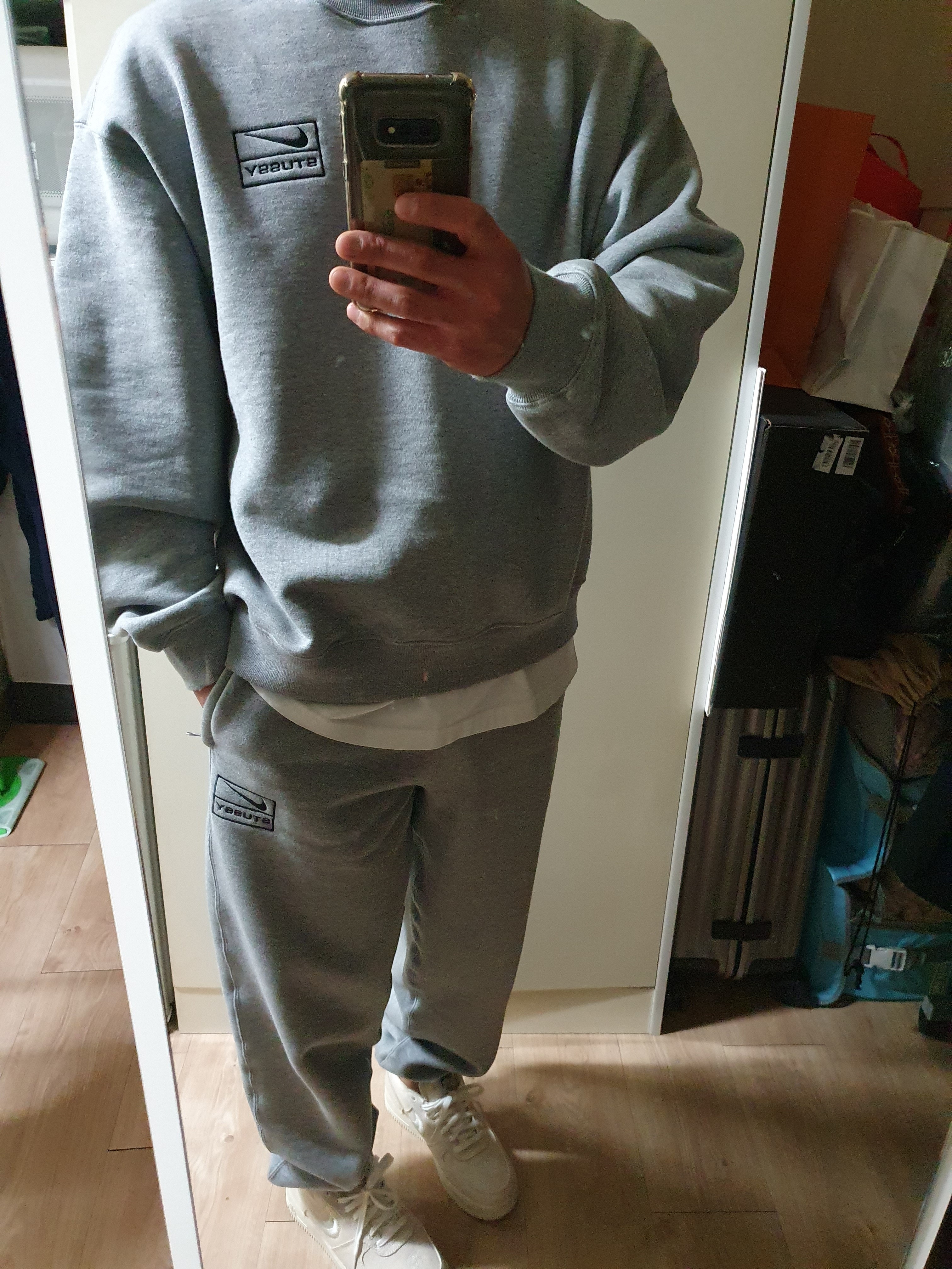 Nike x Stussy Air Force 1 Low Fossil, Nike x Stussy NRG BR Crew Fleece Grey 착용 스타일 - 1