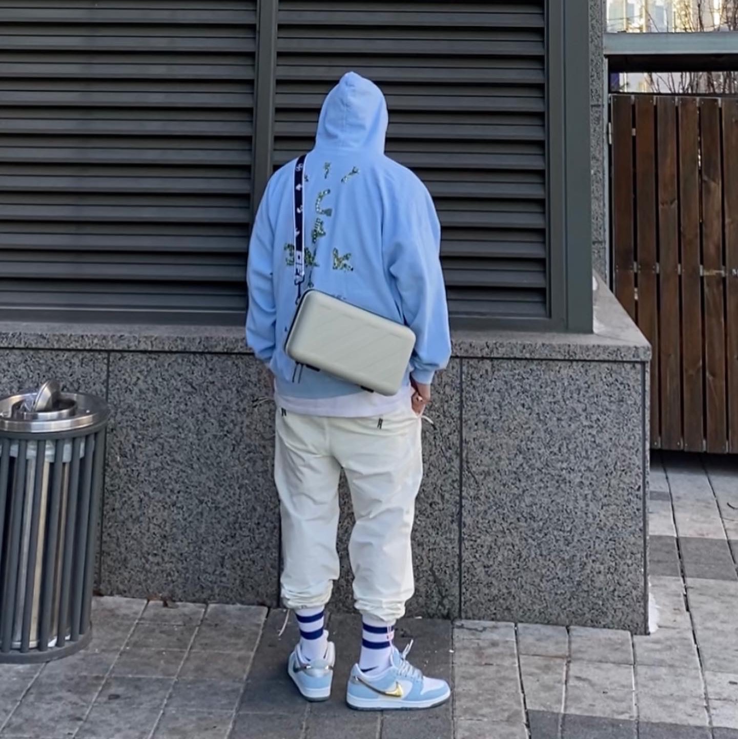 Off-White x Amore Pacific Protection Box (Without Cosmetics), Nike x Sean Cliver SB Dunk Low Holiday Special 착용 스타일 - 2