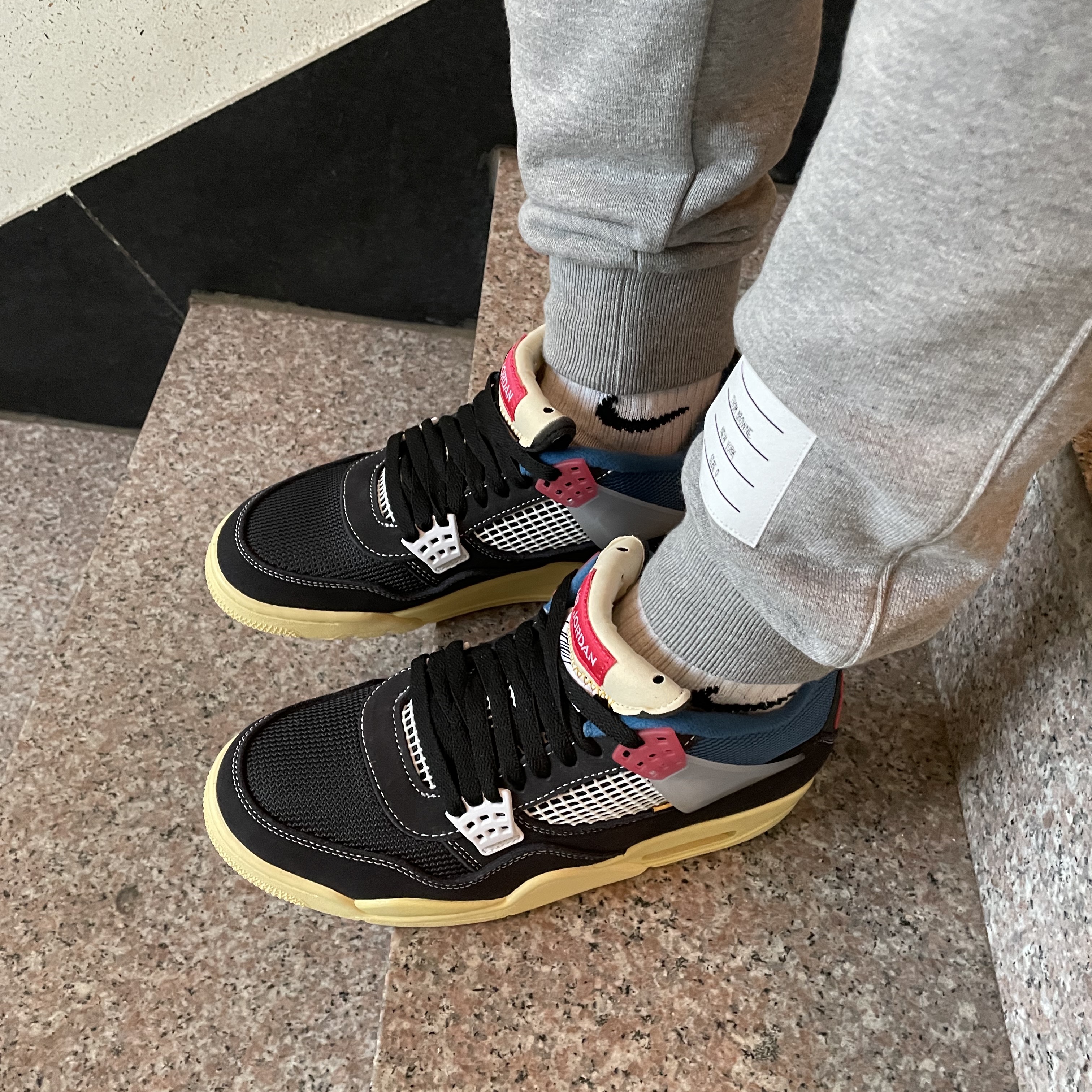 Jordan 4 x Union Retro Off Noir 착용 스타일 - 5