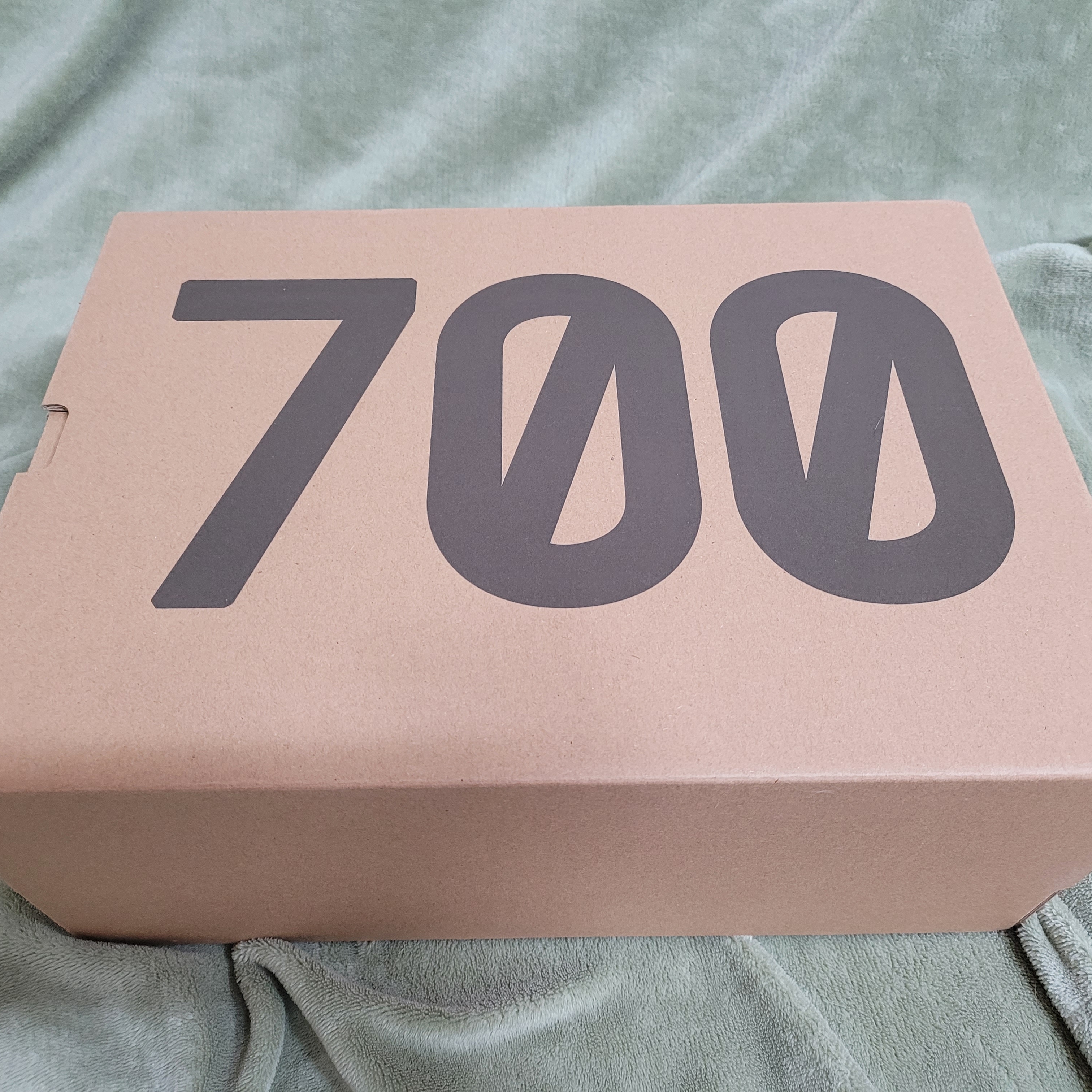 Adidas Yeezy 700 V3 Clay Brown 착용 스타일 - 3