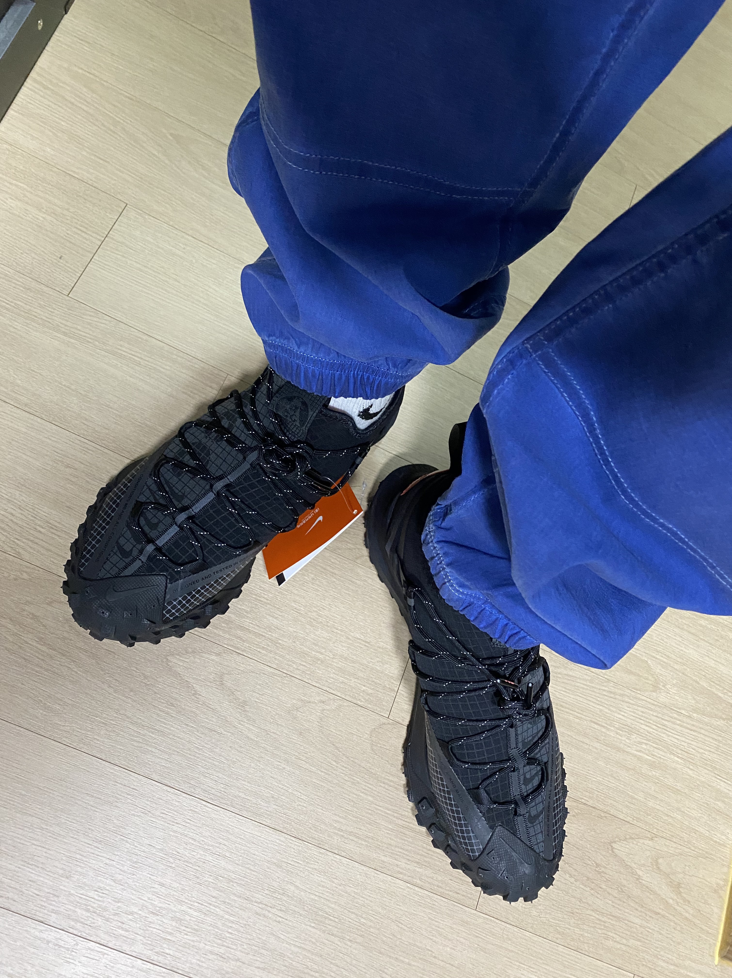 Nike ACG Mountain Fly Low Anthracite 착용 스타일 - 1