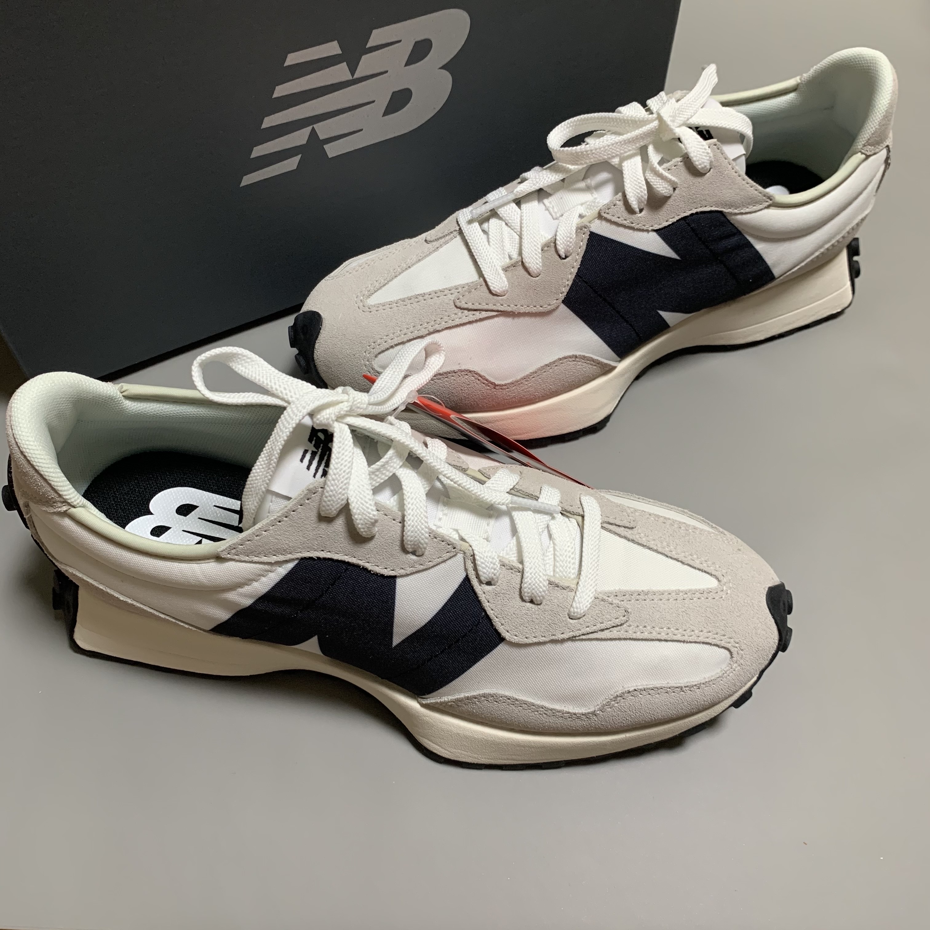 New Balance 327 White Black 착용 스타일 - 2