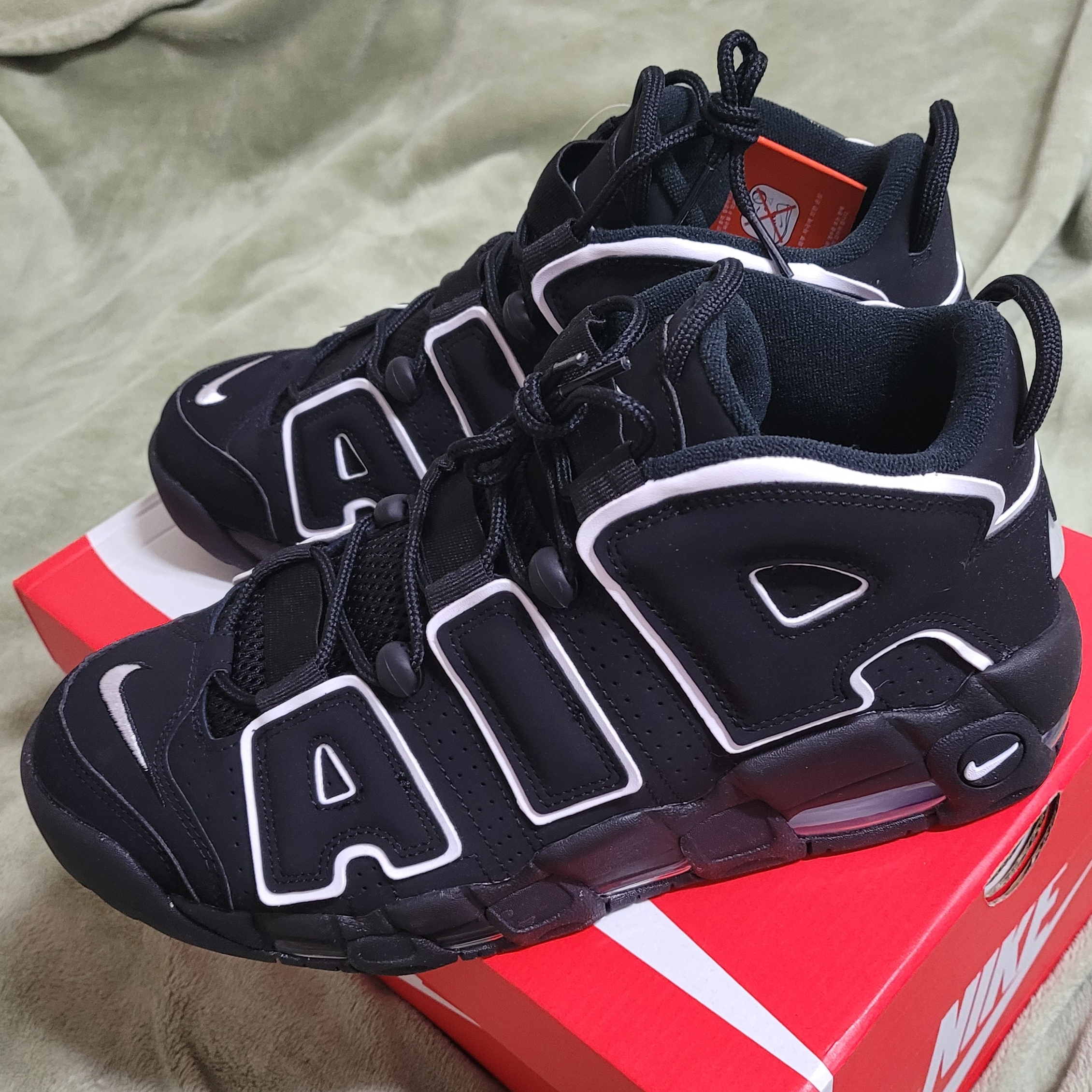 Nike Air More Uptempo Black White 2020 착용 스타일 - 1