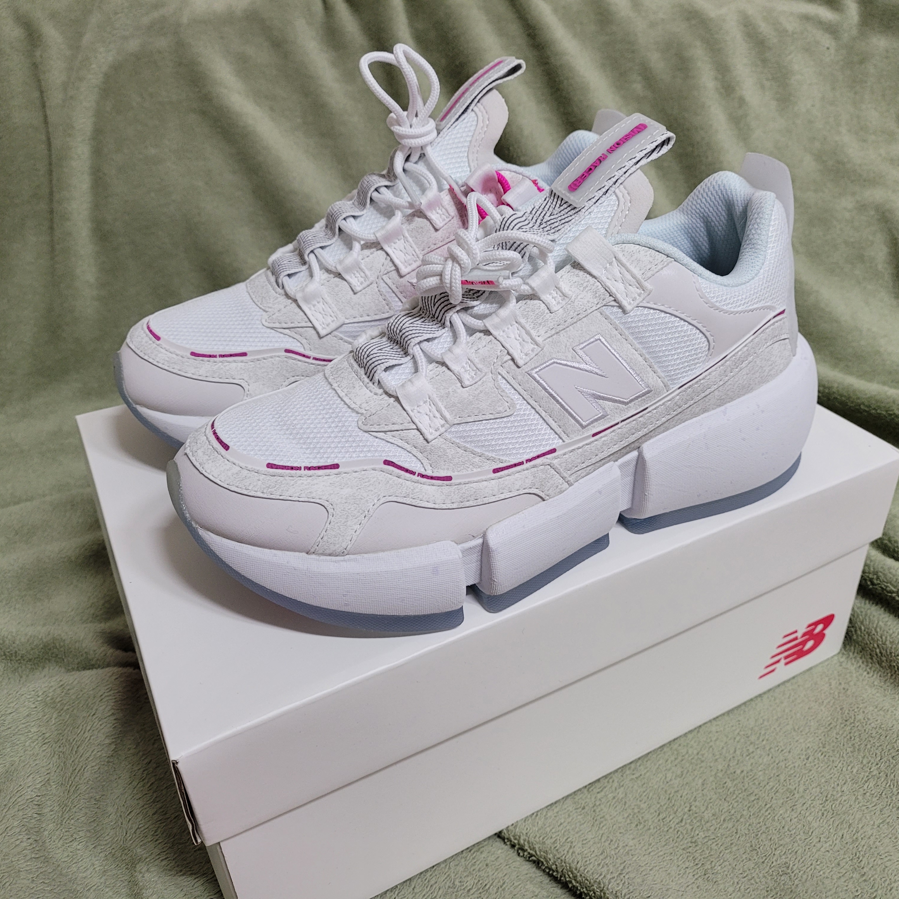 New Balance x Jaden Smith Vision Racer White Pink 착용 스타일 - 1