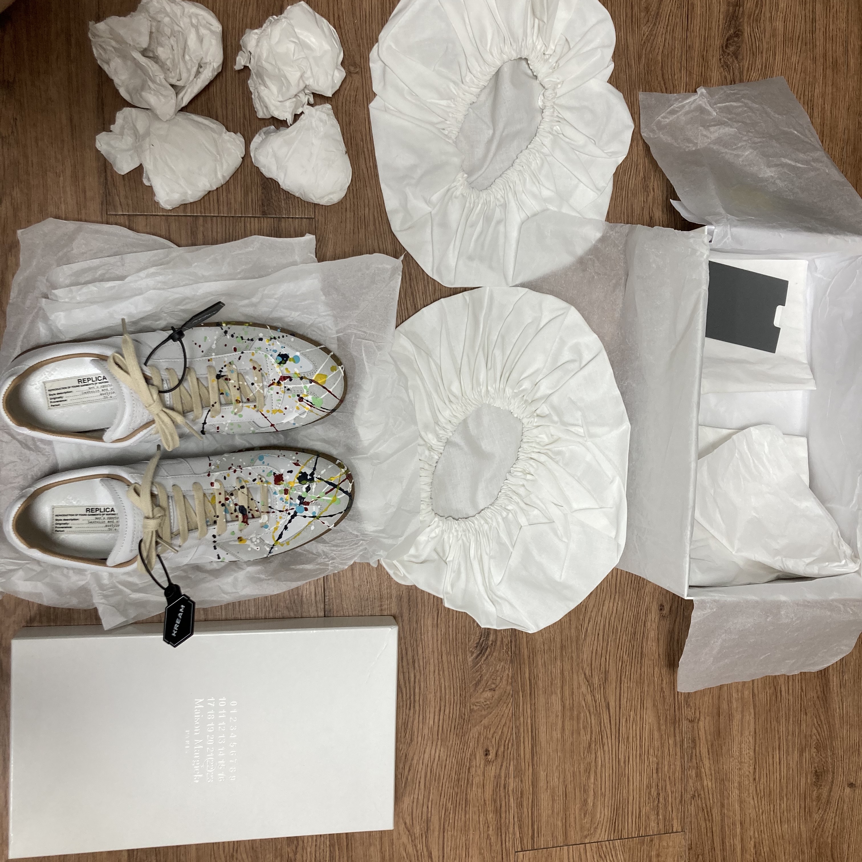 Maison Margiela Replica Paint Drop Sneakers 착용 스타일