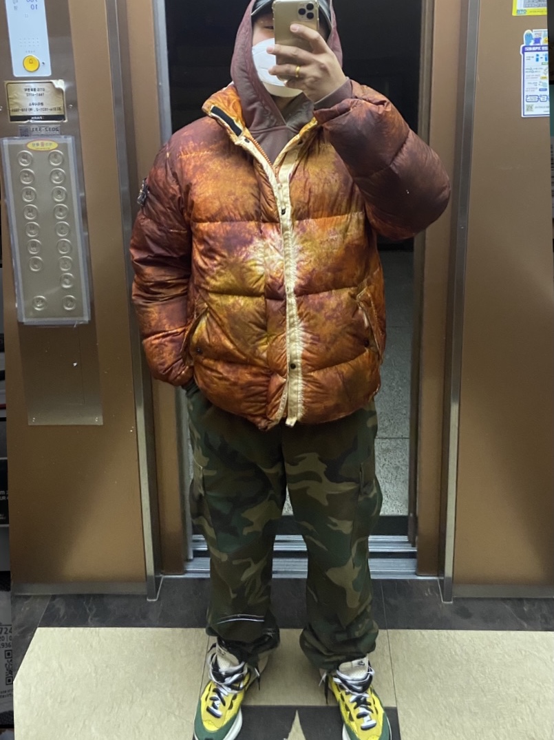 Nike x Sacai VaporWaffle Tour Yellow & Gorge Green Sail, Supreme x Stone Island Painted Camo Crinkle Down Jacket Coral - 20FW 착용 스타일
