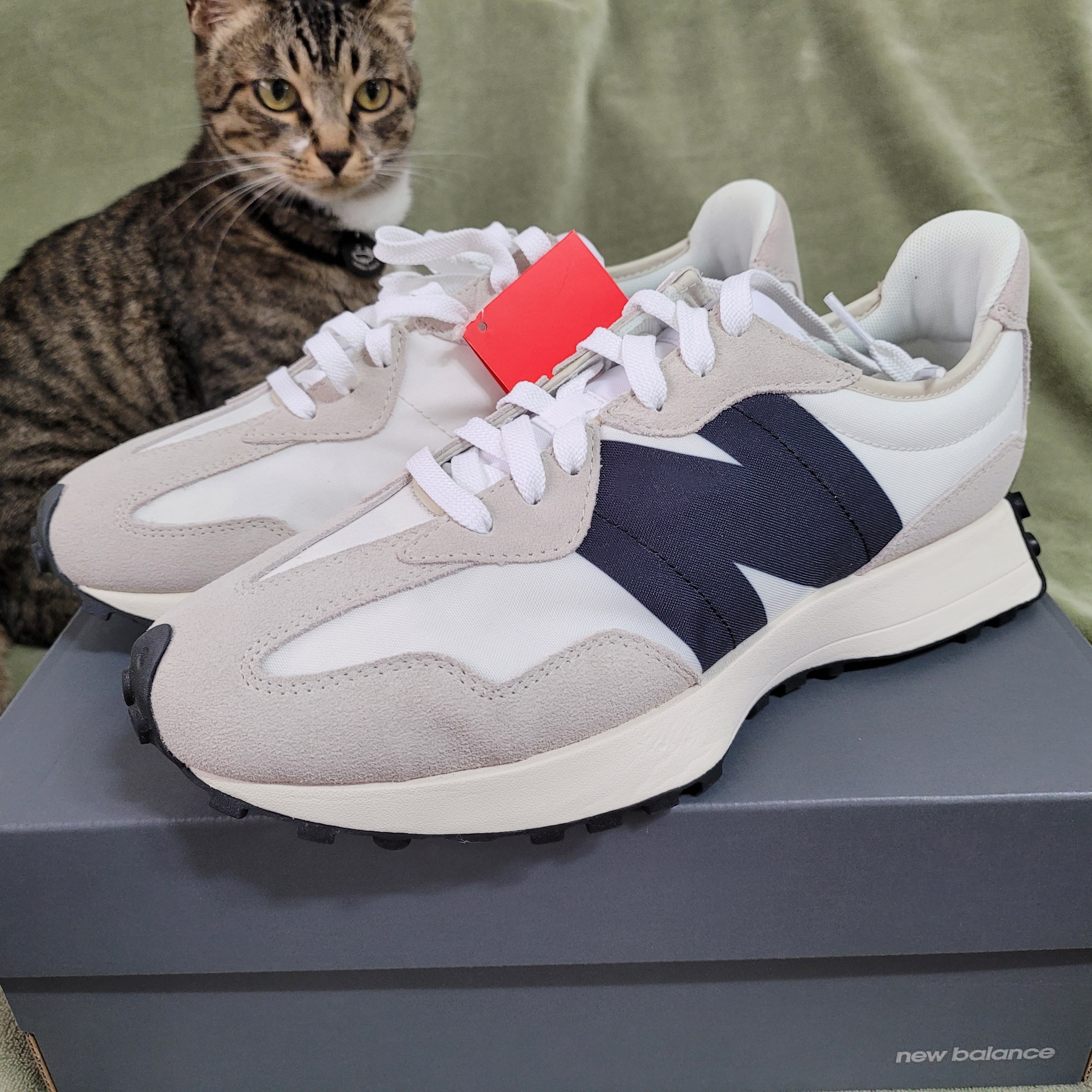 New Balance 327 Grey Purple, New Balance 327 White Black 착용 스타일 - 2