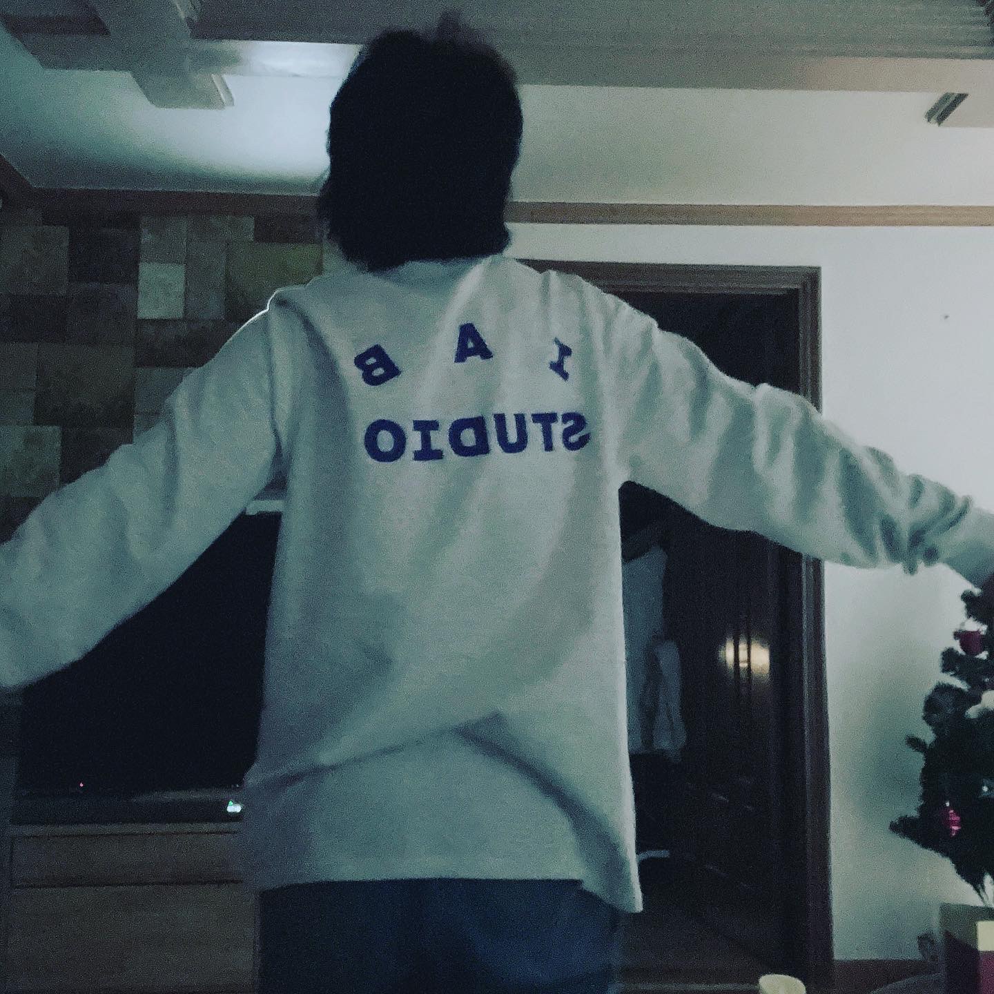 IAB Studio Long Sleeve Light Gray 착용 스타일