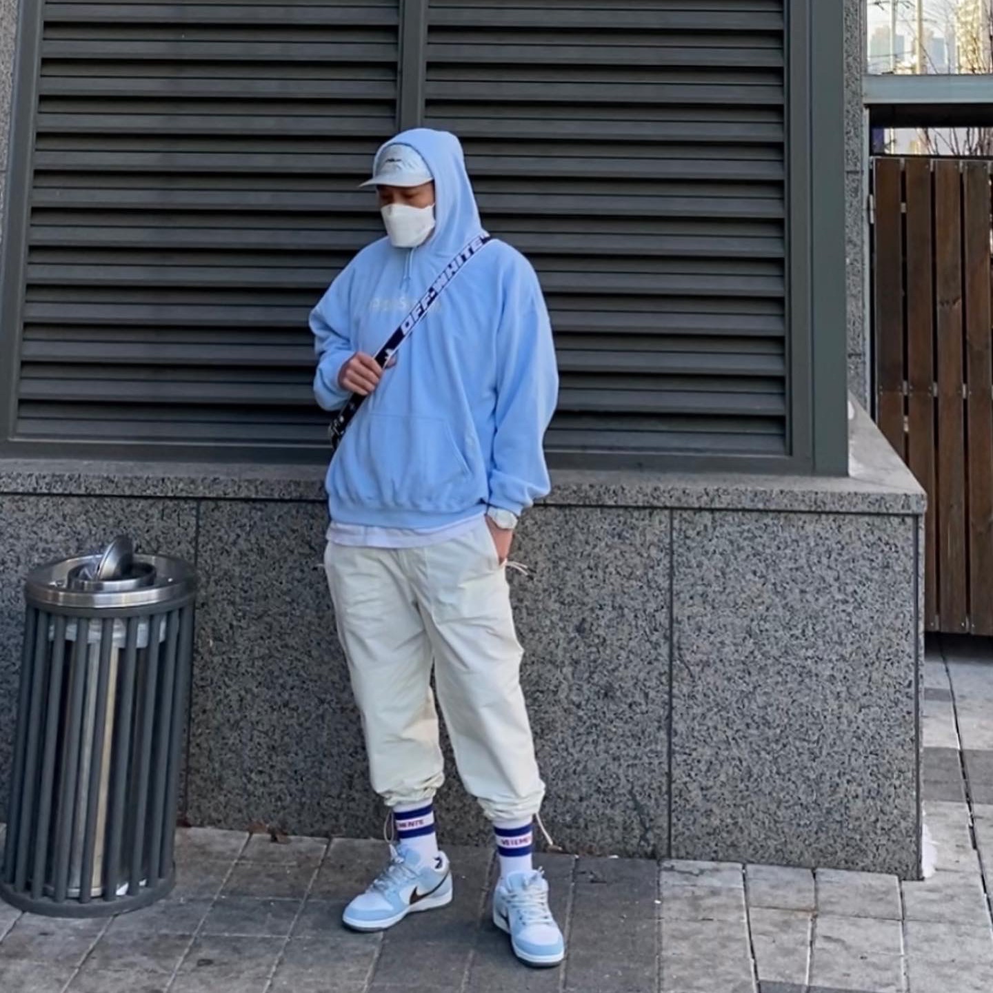 Off-White x Amore Pacific Protection Box (Without Cosmetics), Nike x Sean Cliver SB Dunk Low Holiday Special 착용 스타일 - 3