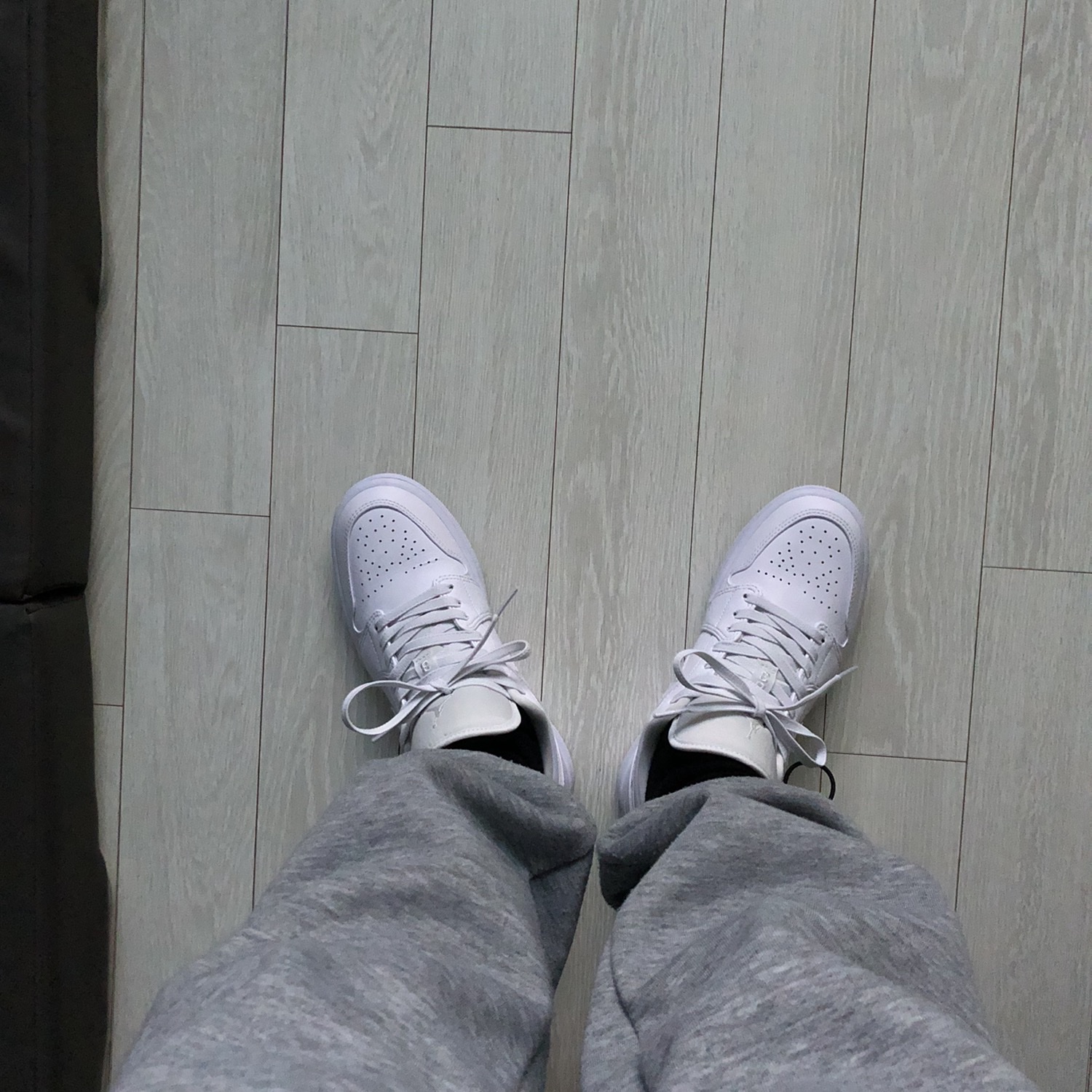 Jordan 1 Low Triple White Tumbled Leather 2020 착용 스타일 - 2
