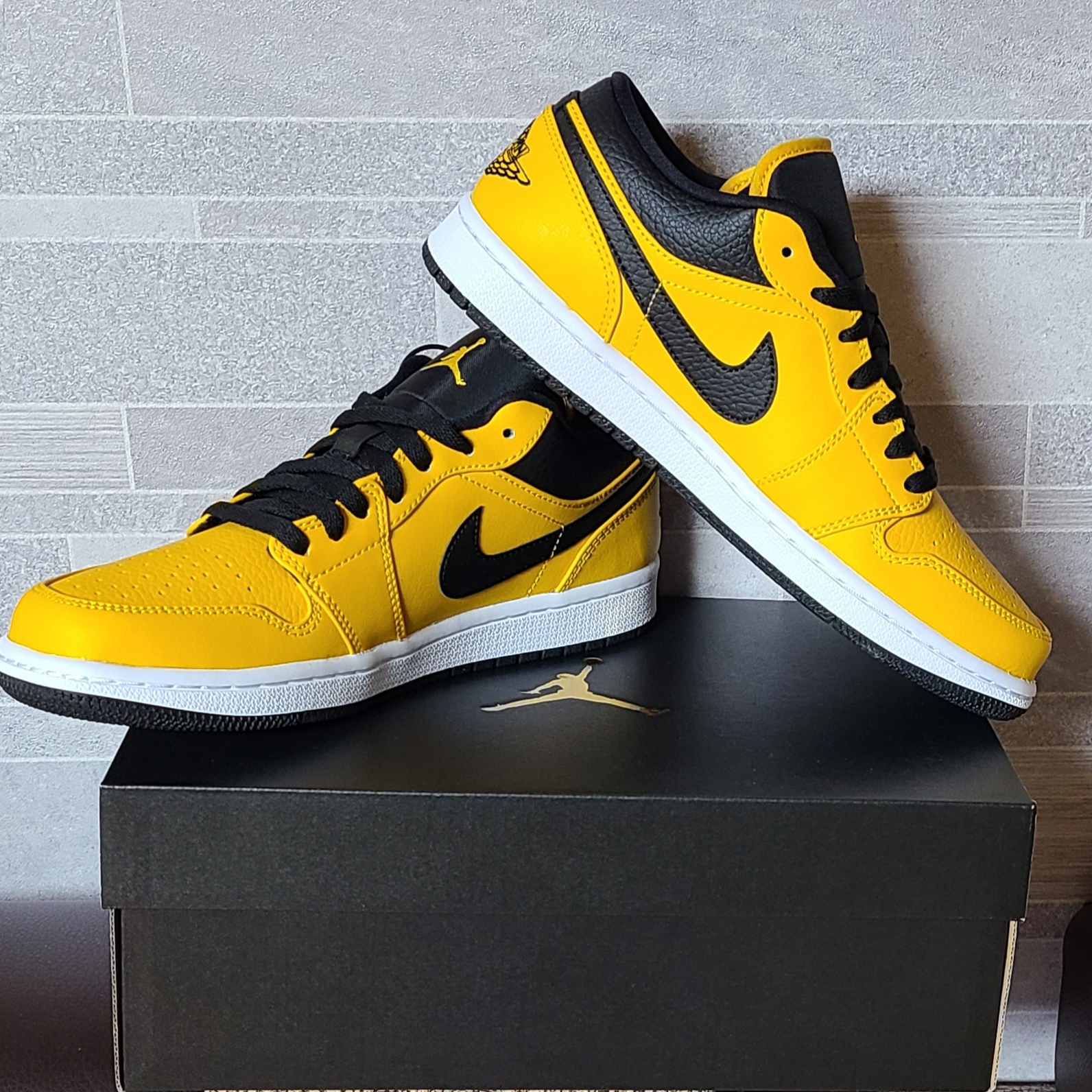 Jordan 1 Low University Gold Black 착용 스타일