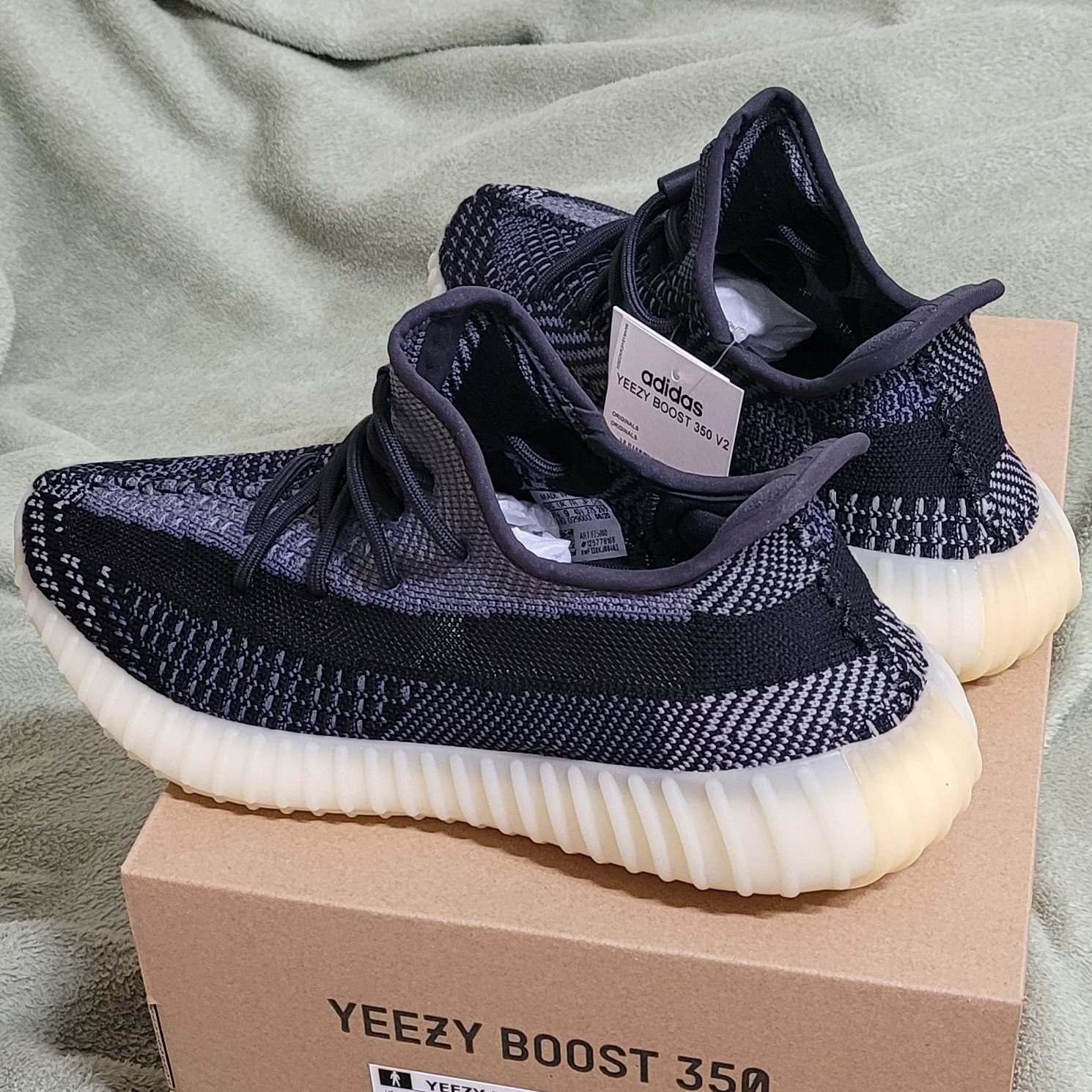 Adidas Yeezy Boost 350 V2 Carbon 착용 스타일 - 2