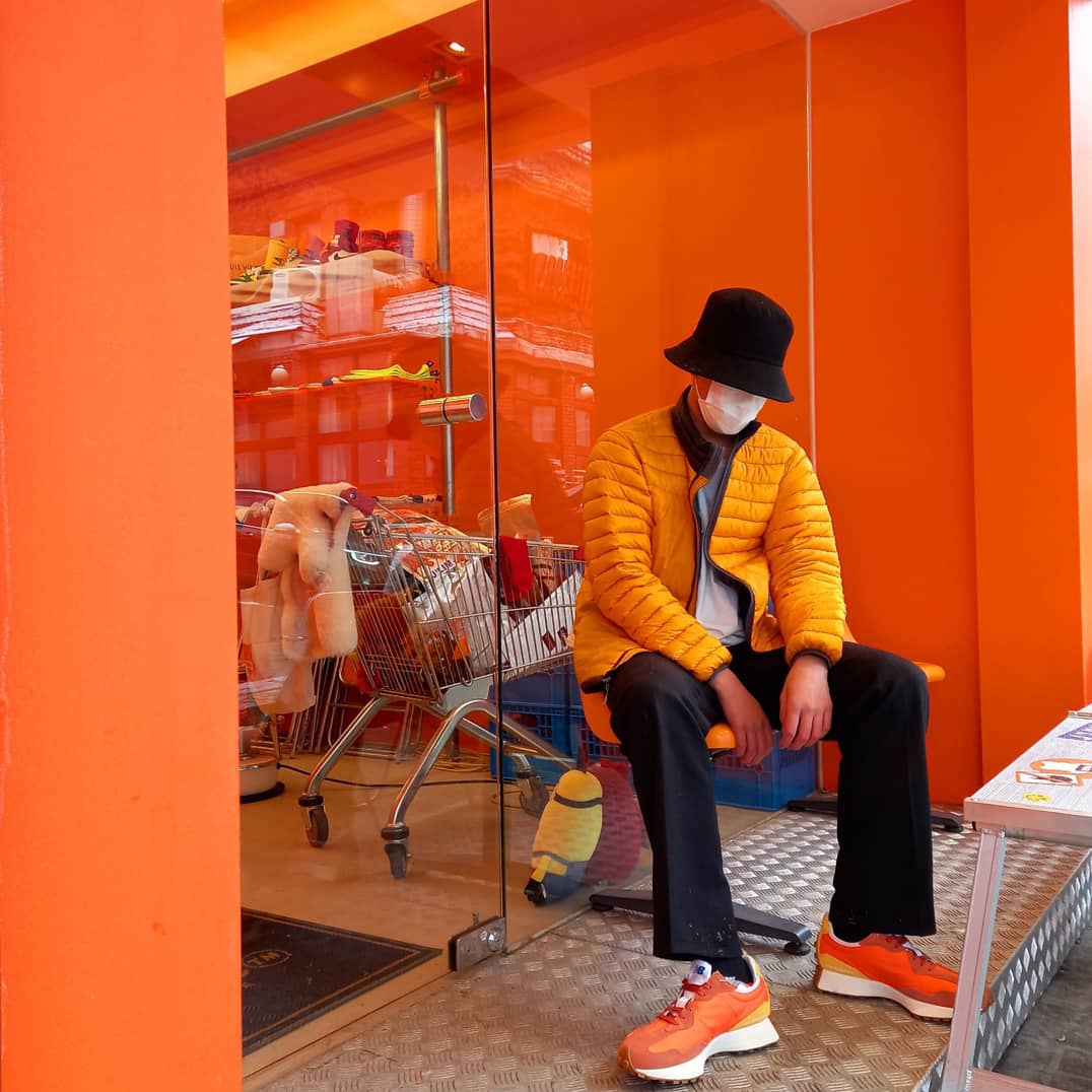 New Balance 327 Orange 착용 스타일